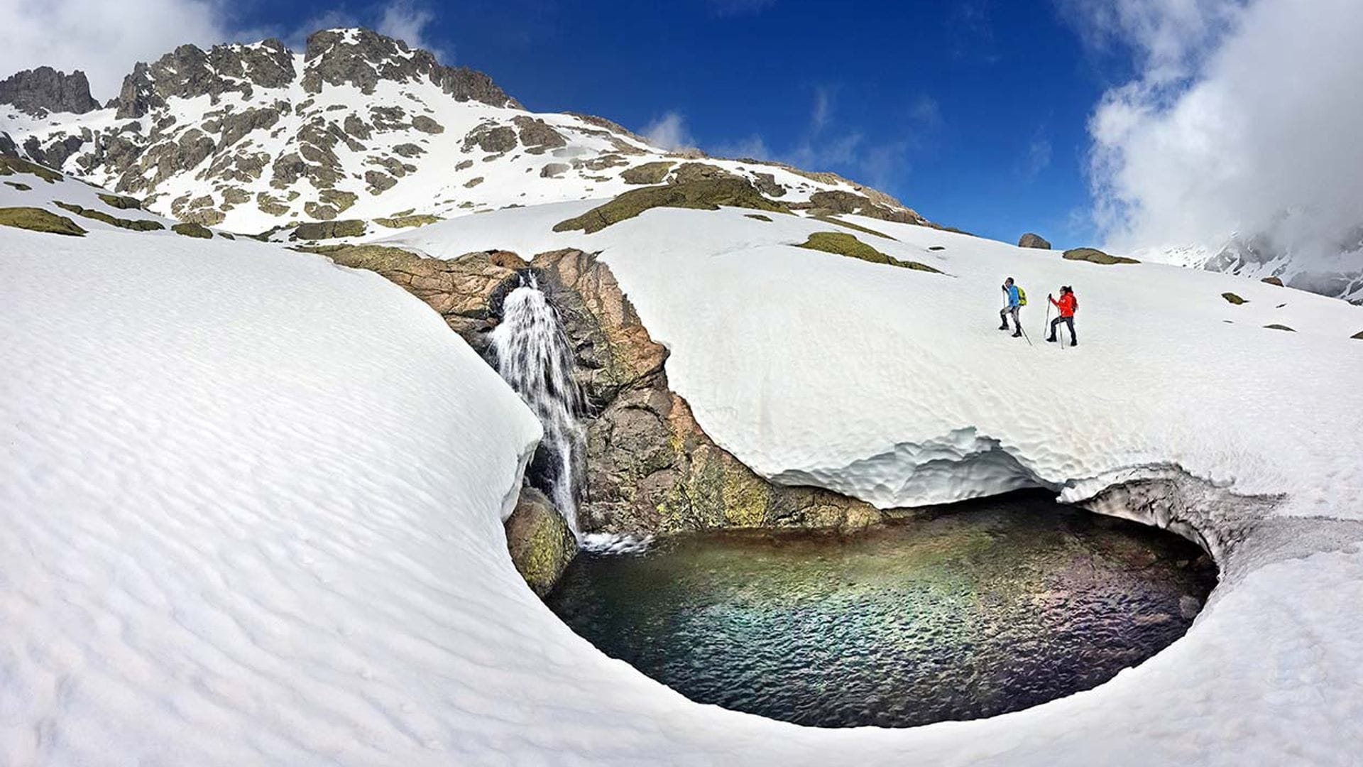 Caminando sobre la joya helada de la laguna de Gredos