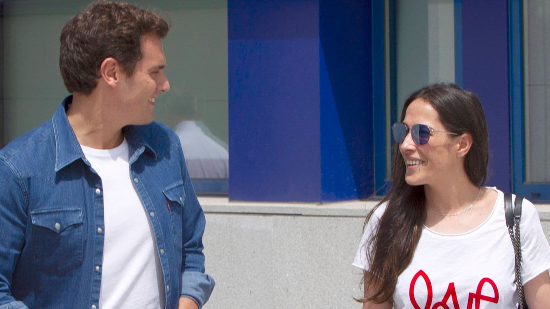 Albert Rivera juega al despiste con Malú: ¿será él un ‘Mask Singer’?