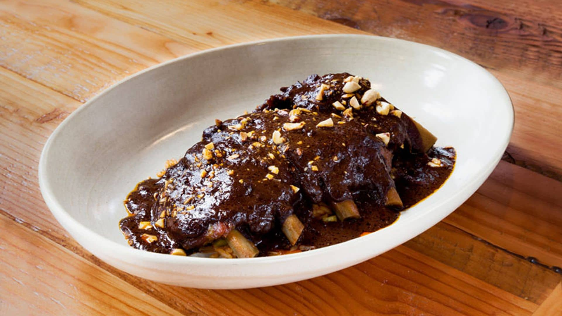 Costillas con mole de café y chocolate