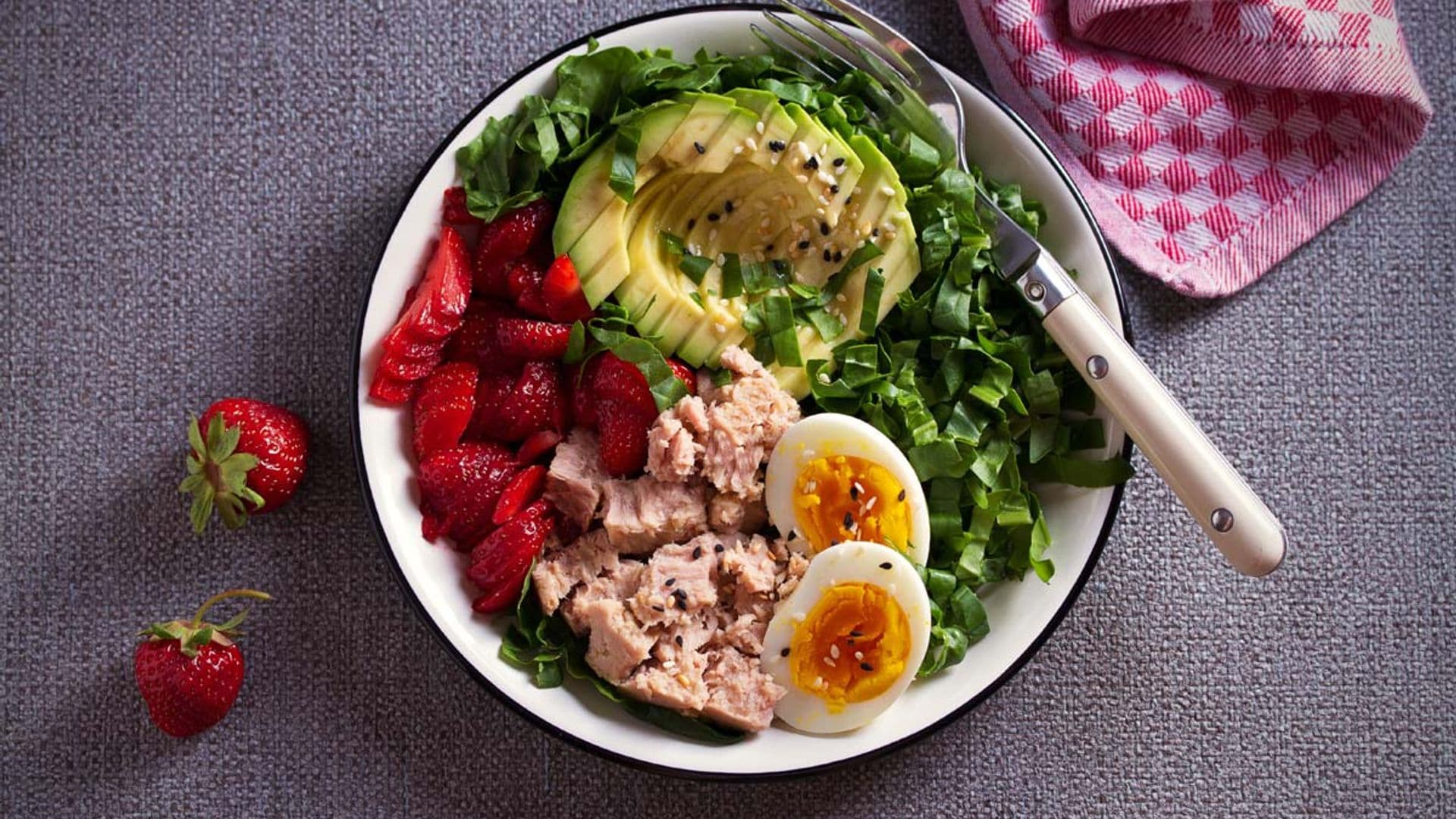 Ensalada de espinacas, atún, fresas, aguacate y huevo