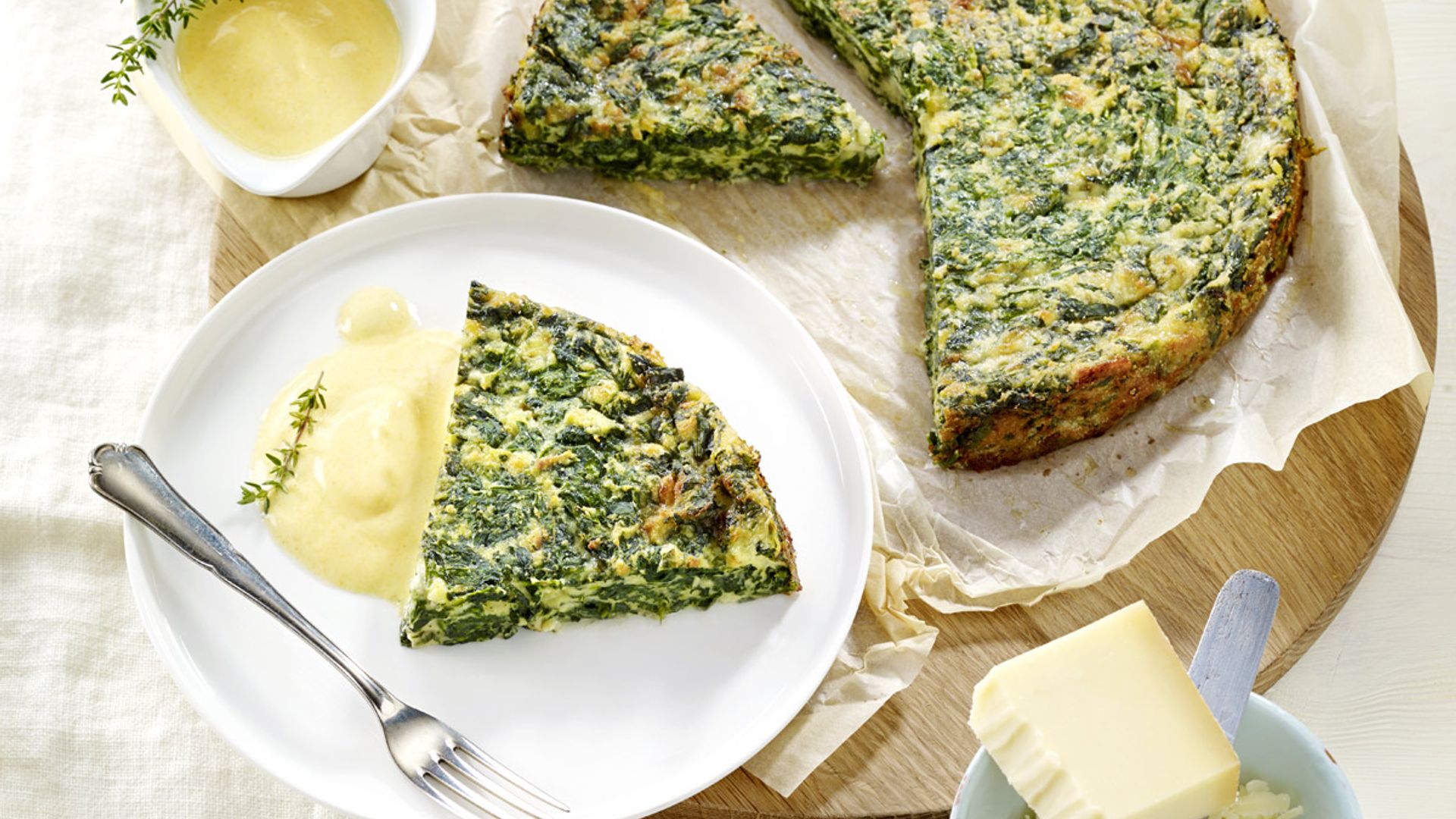 Pastel de espinacas y queso Gruyère con salsa de cúrcuma