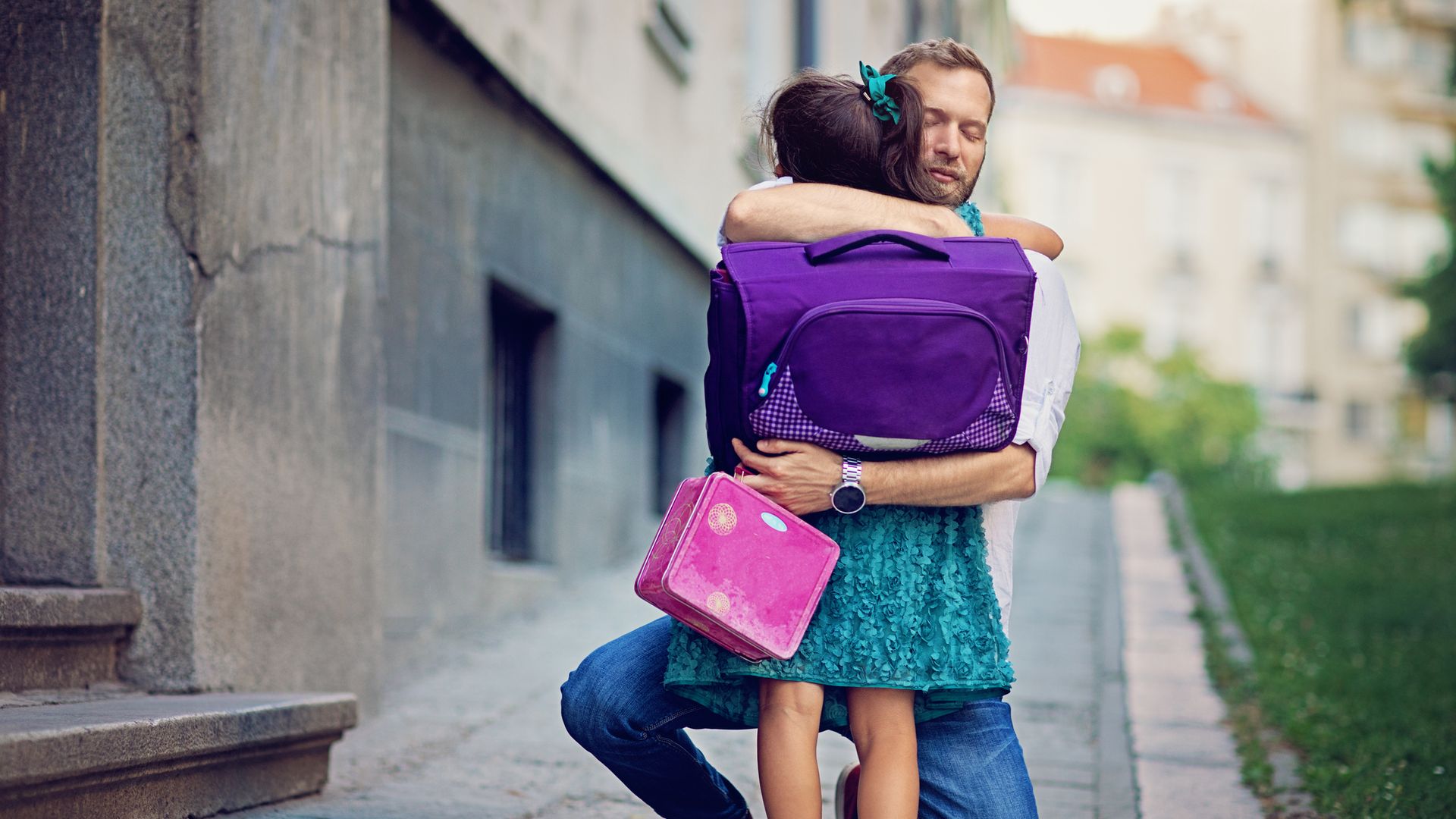 Padre abraza a su hija en la puerta del colegio