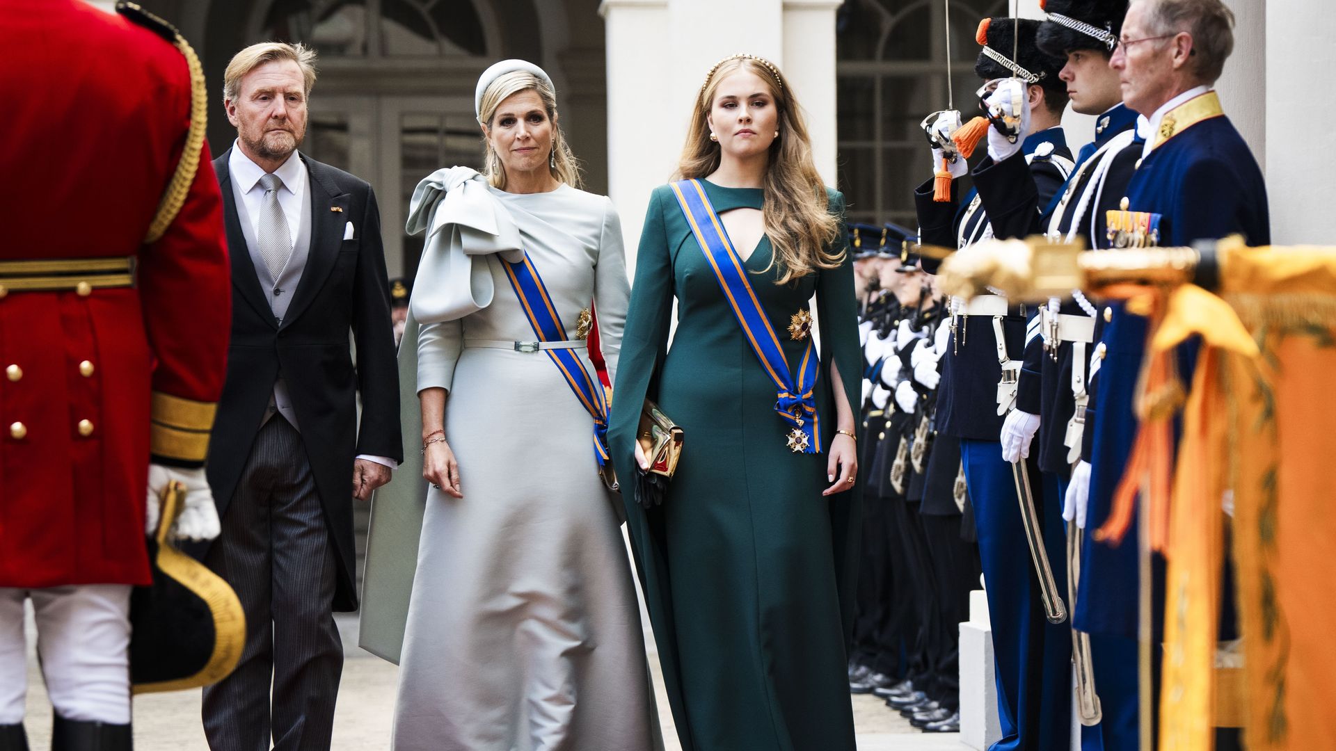 El vestido de lazo XXL con el que Máxima da un inesperado uso a una joya histórica