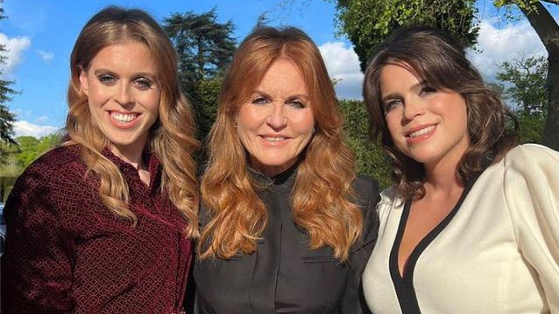 La felicidad de Sarah Ferguson al posar orgullosa con sus dos hijas, Beatriz y una embarazadísima Eugenia