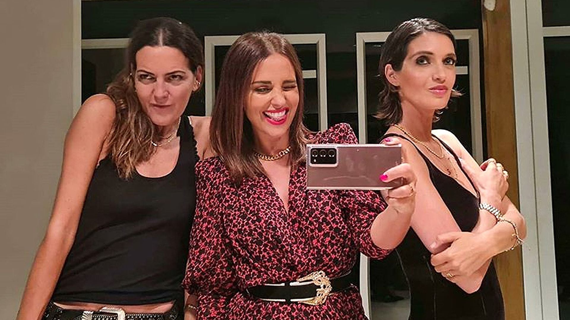 ¡Noche de chicas! Sara Carbonero y Paula Echevarría disfrutan de una cena entre amigas