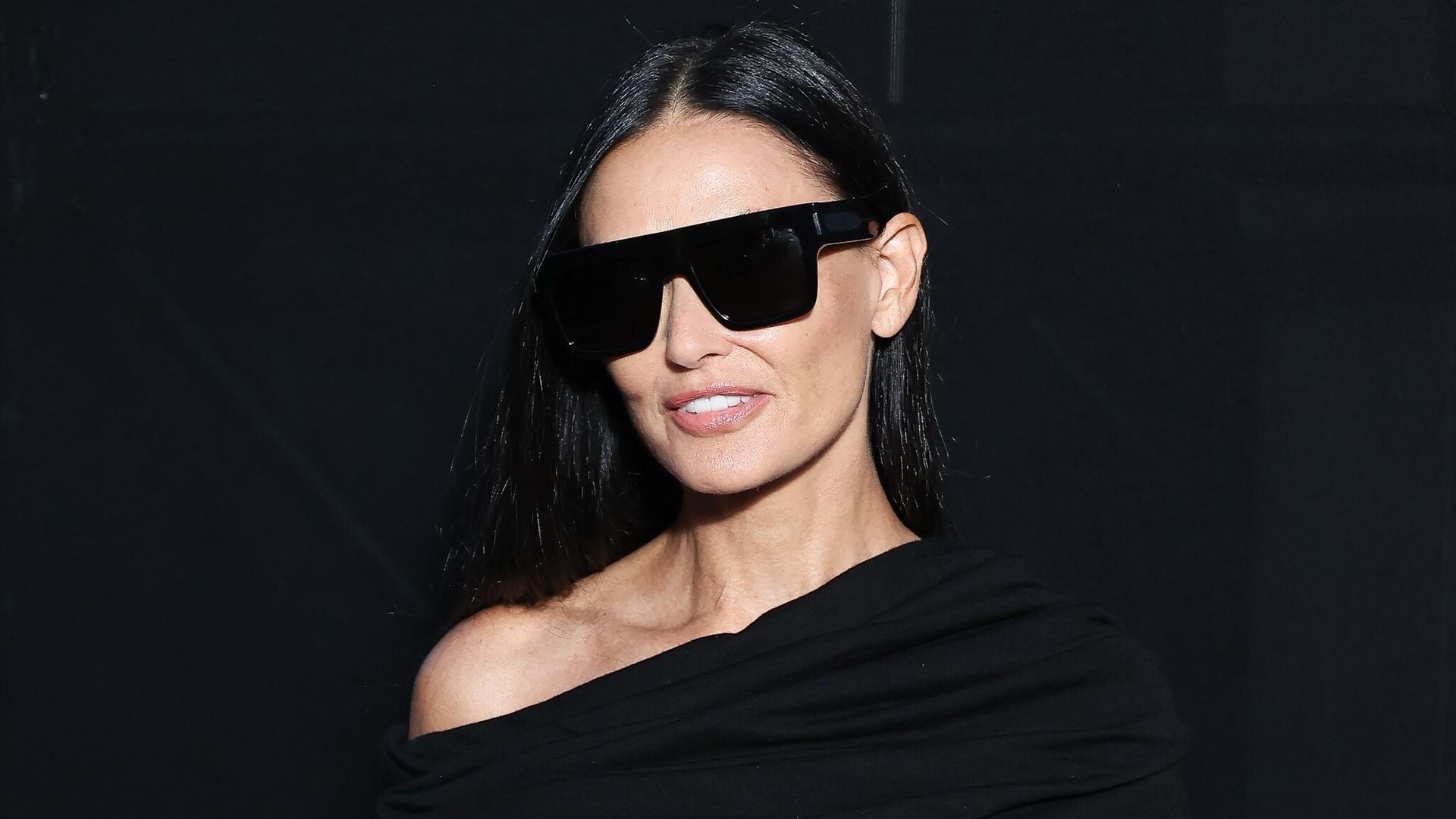 Demi Moore luce un vestido transparente en la semana de la moda de París