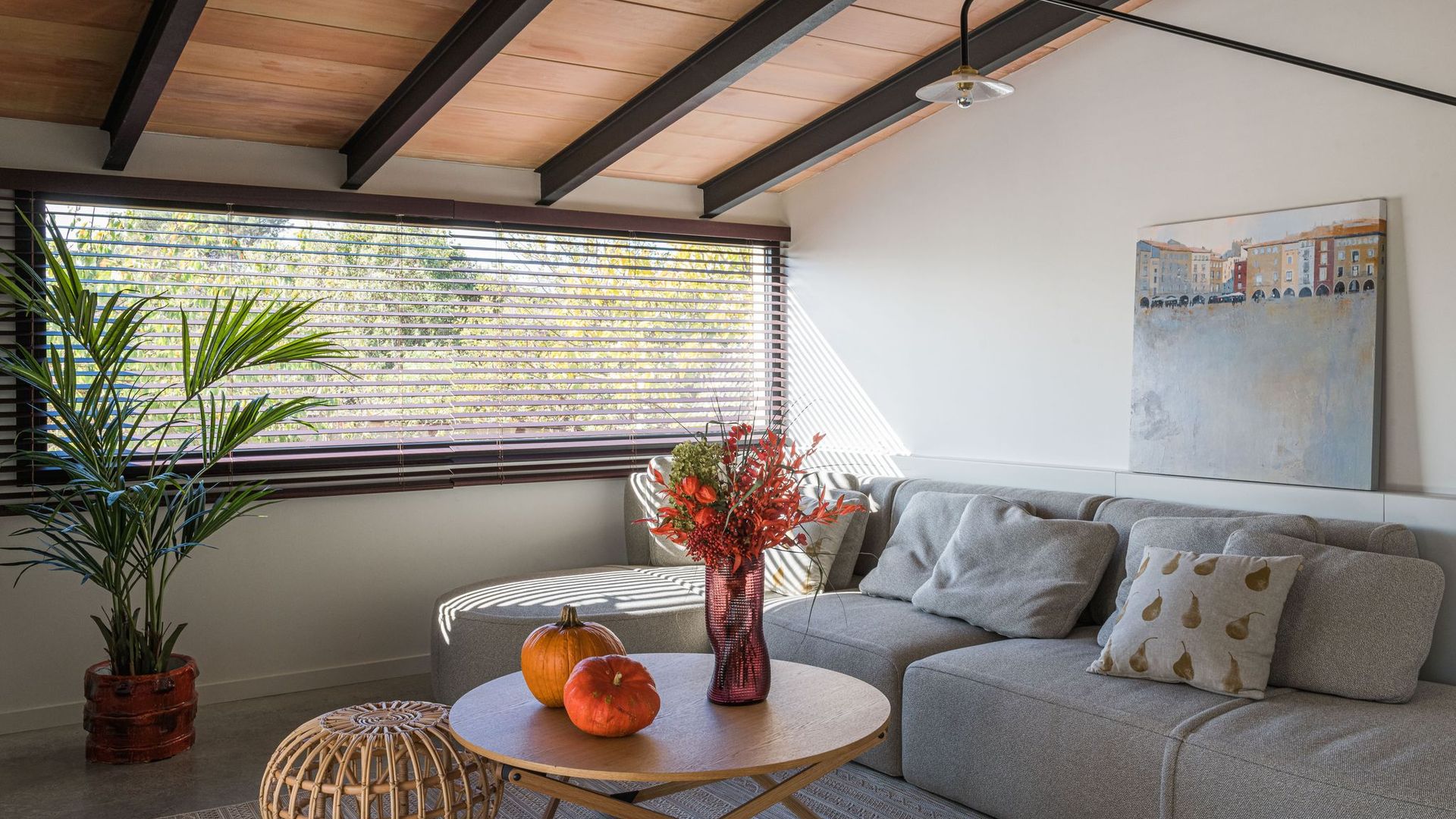 Salón moderno con ventana panorámica