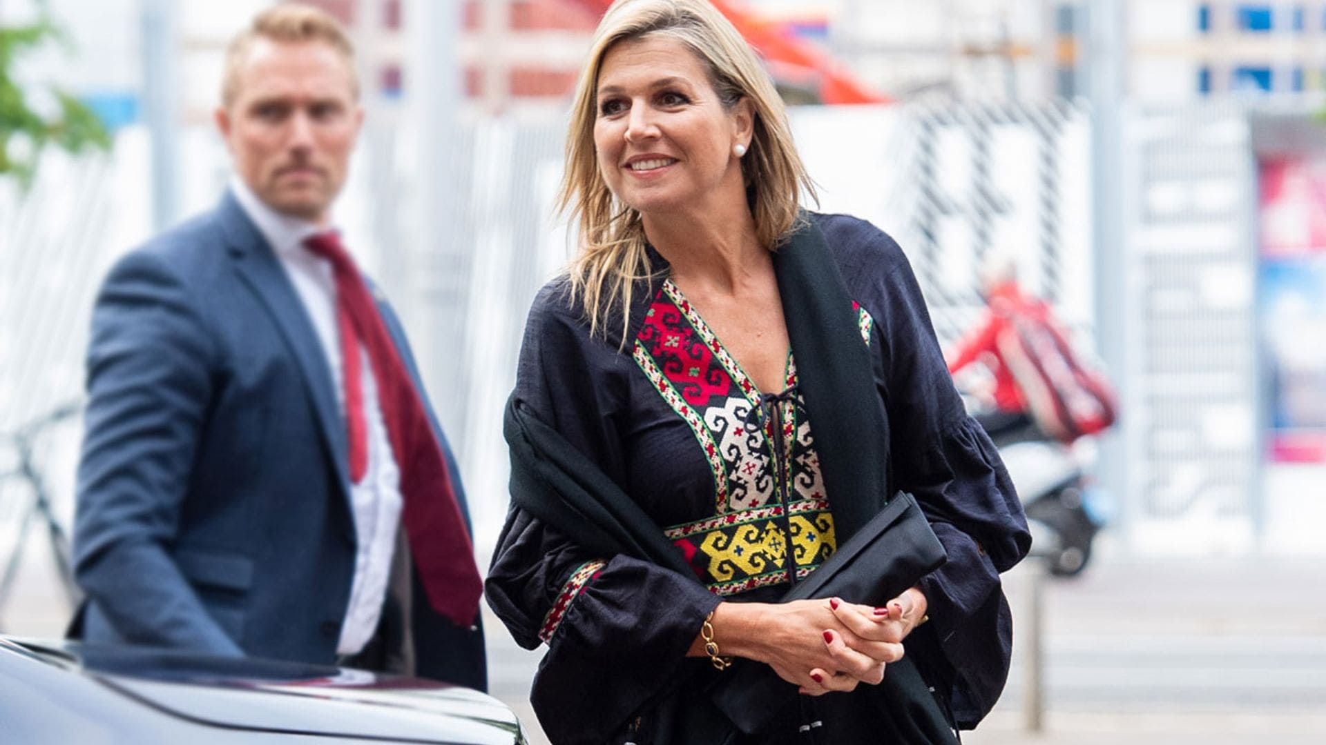 El atípico look de Máxima para ir al teatro: vestido étnico y sandalias de plataforma