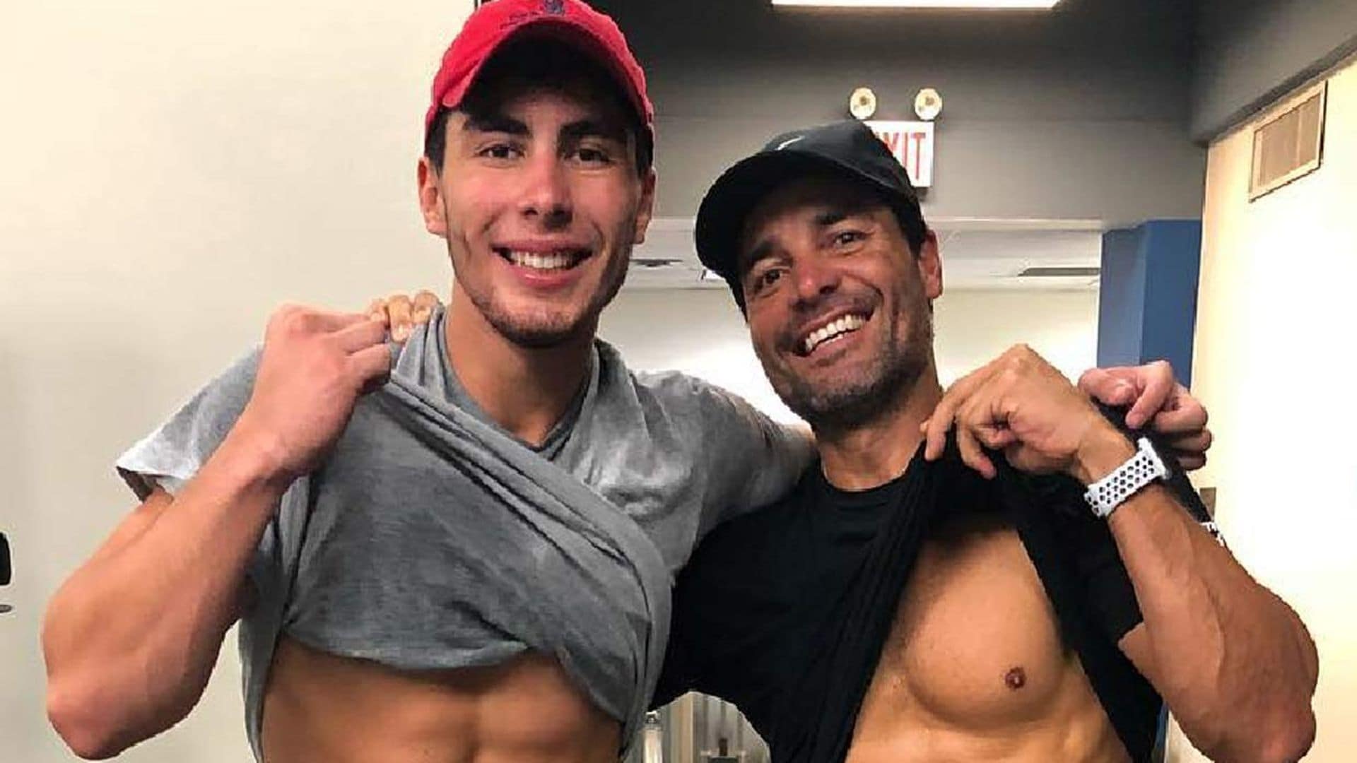 ¡Sigue levantando pasiones! Chayanne presume de abdominales a sus 50 años con su hijo