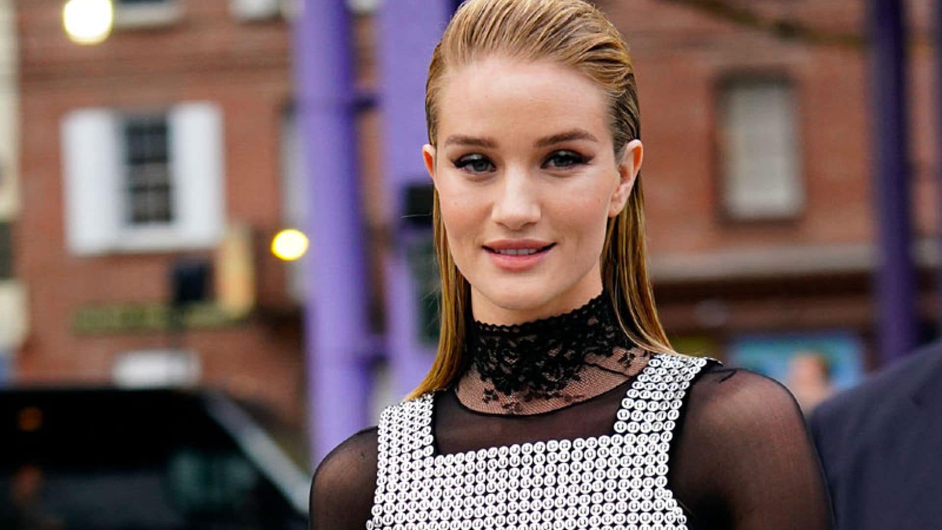 El mini vestido de fiesta de Rosie Huntington, la versión 2018 del gesto que reinó en los 90