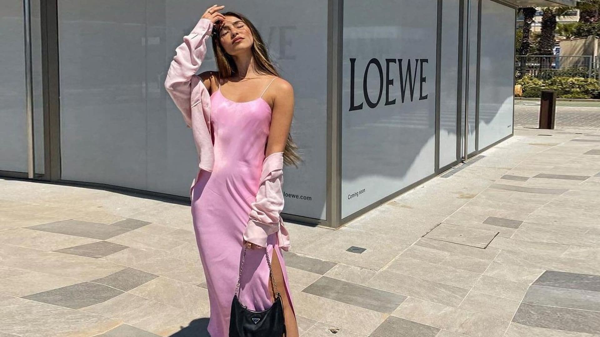 Estos vestidos lisos de invitada son la mejor compra: puedes reutilizarlos cualquier noche de verano