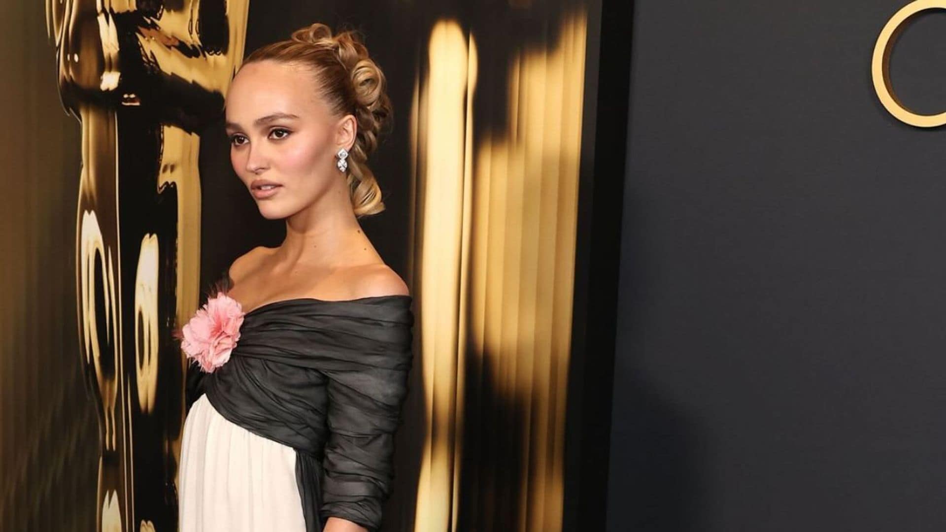 Lily Rose Depp apuesta en Los Ángeles por el moño de princesa con rizos que Bella Hadid llevó en Cannes