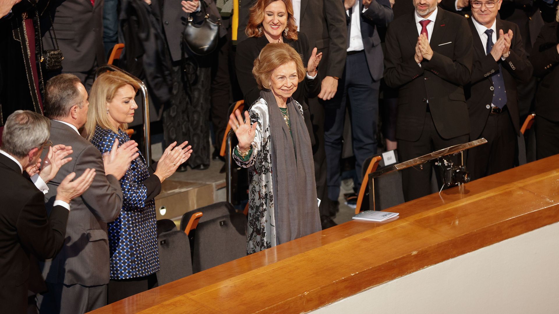 La ovación a la reina Sofía y su reencuentro con Gustavo Dudamel en el concierto por las víctimas de la DANA