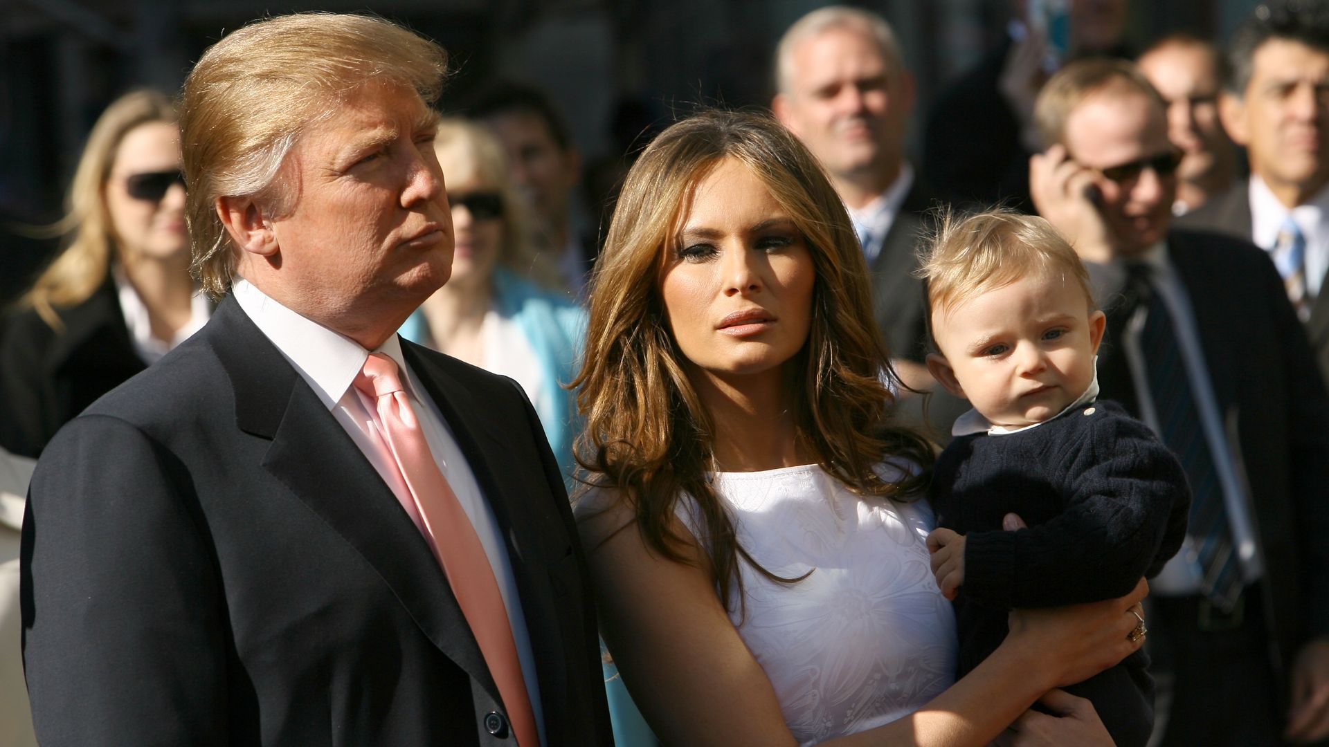 Donald Trump, Melania Trump y Barron Trump en la develación de la estrella del empresario en el Paseo de la Fama en 2007