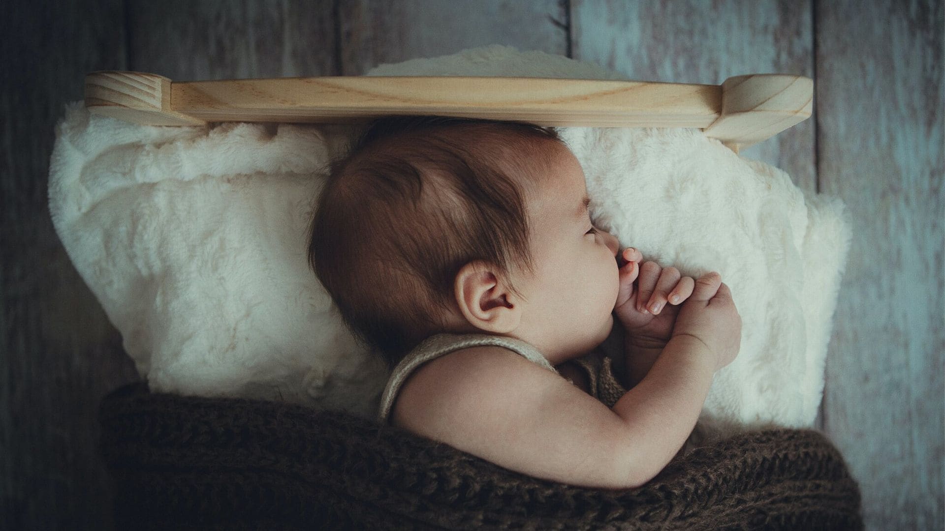 postura de lado en el beb para dormir