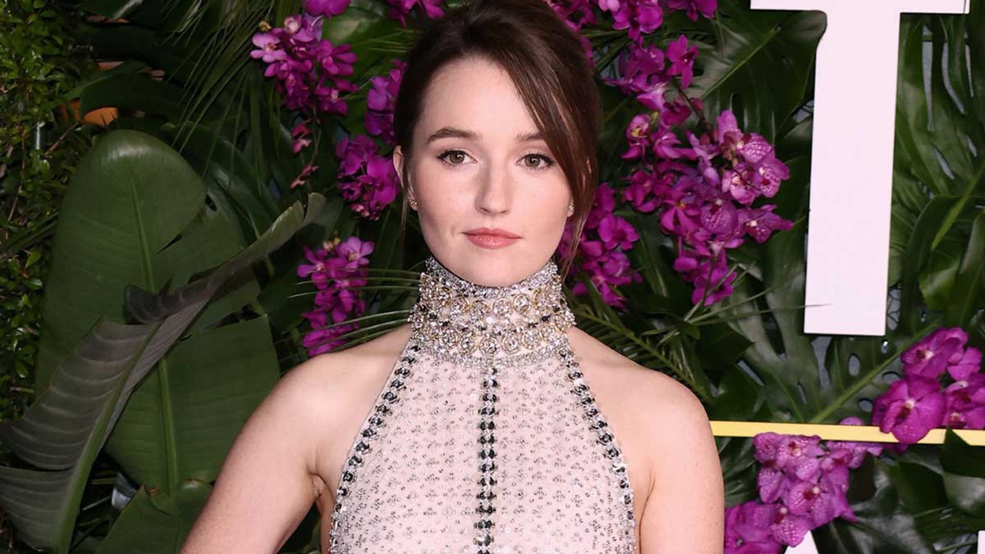 El look de Kaitlyn Dever, la actriz que triunfa junto a Julia Roberts en la comedia romántica de moda