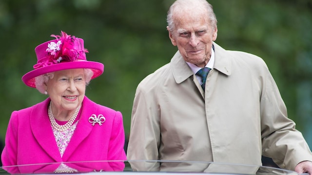 queen elizabeth s husband prince philip not expected to leave hospital for several days 