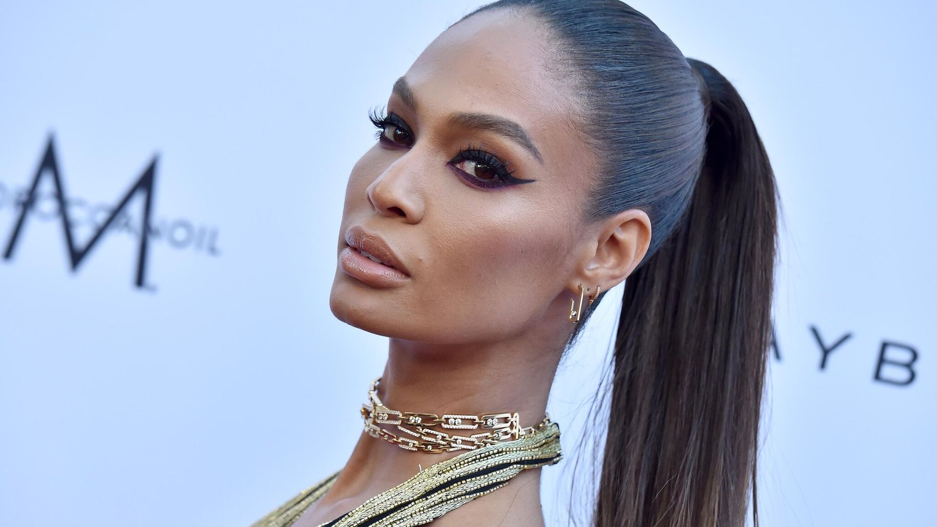 Los trucos de Joan Smalls para ‘esculpir’ su rostro