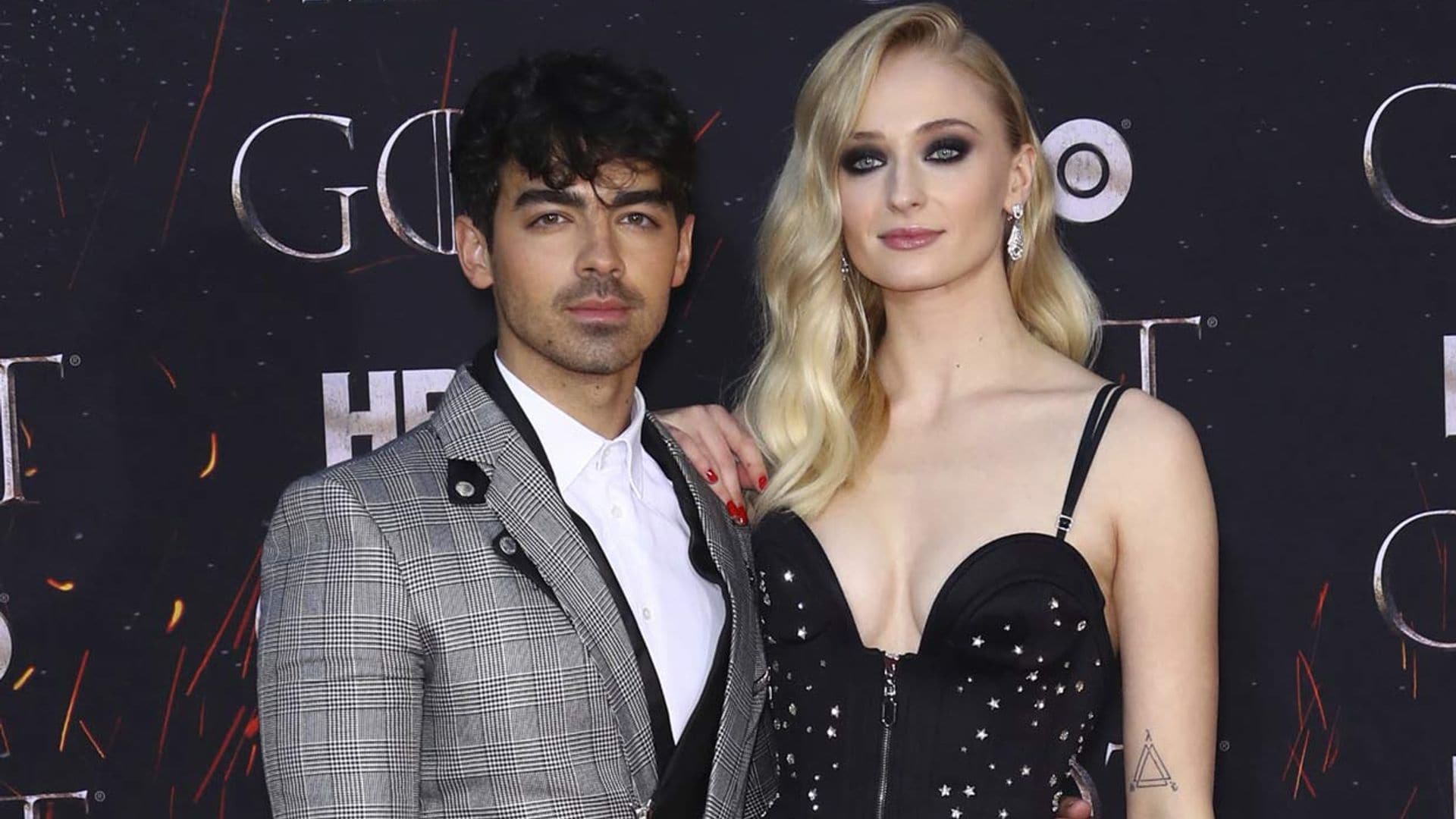 Joe Jonas, prometido de Sophie Turner, se convierte en Sansa Stark en el gran estreno de 'Juego de Tronos'