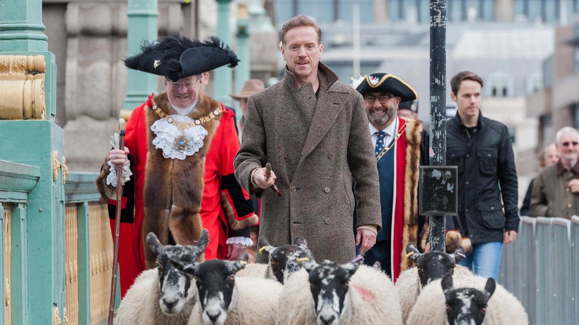 El actor Damian Lewis, de protagonista de 'Homeland' a pastor de ovejas por las calles de Londres