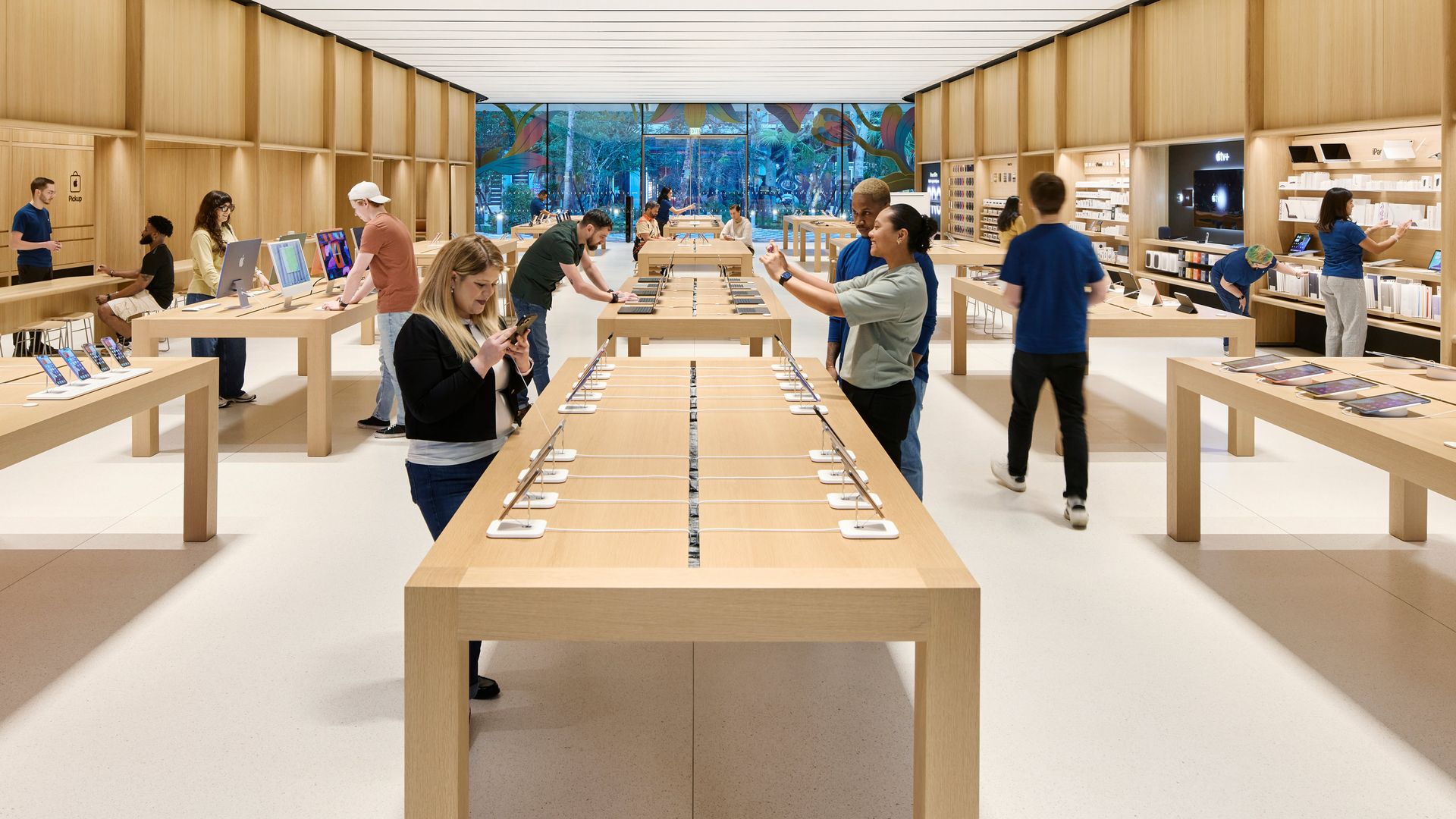 Apple inaugura una impresionante tienda en el Miami Worldcenter: ¡Todos los detalles!