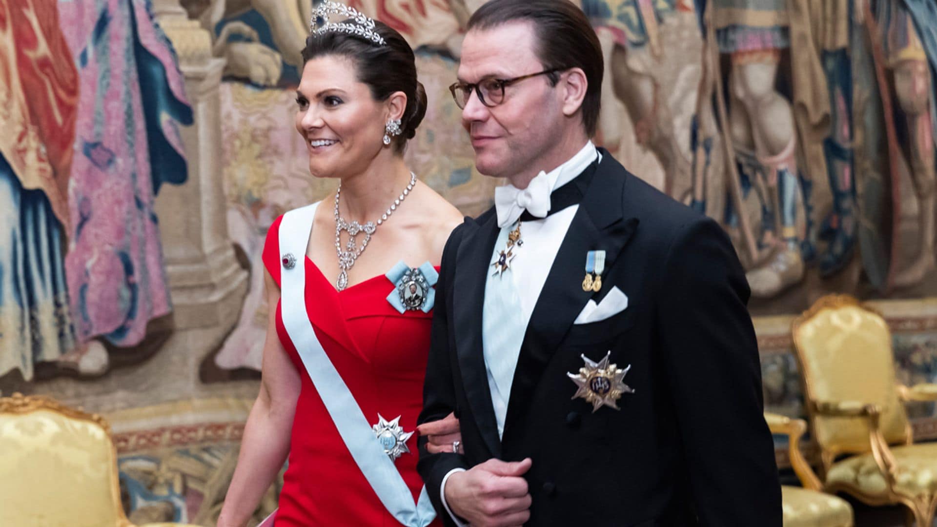 Victoria de Suecia recupera su vestido de gala más cinematográfico