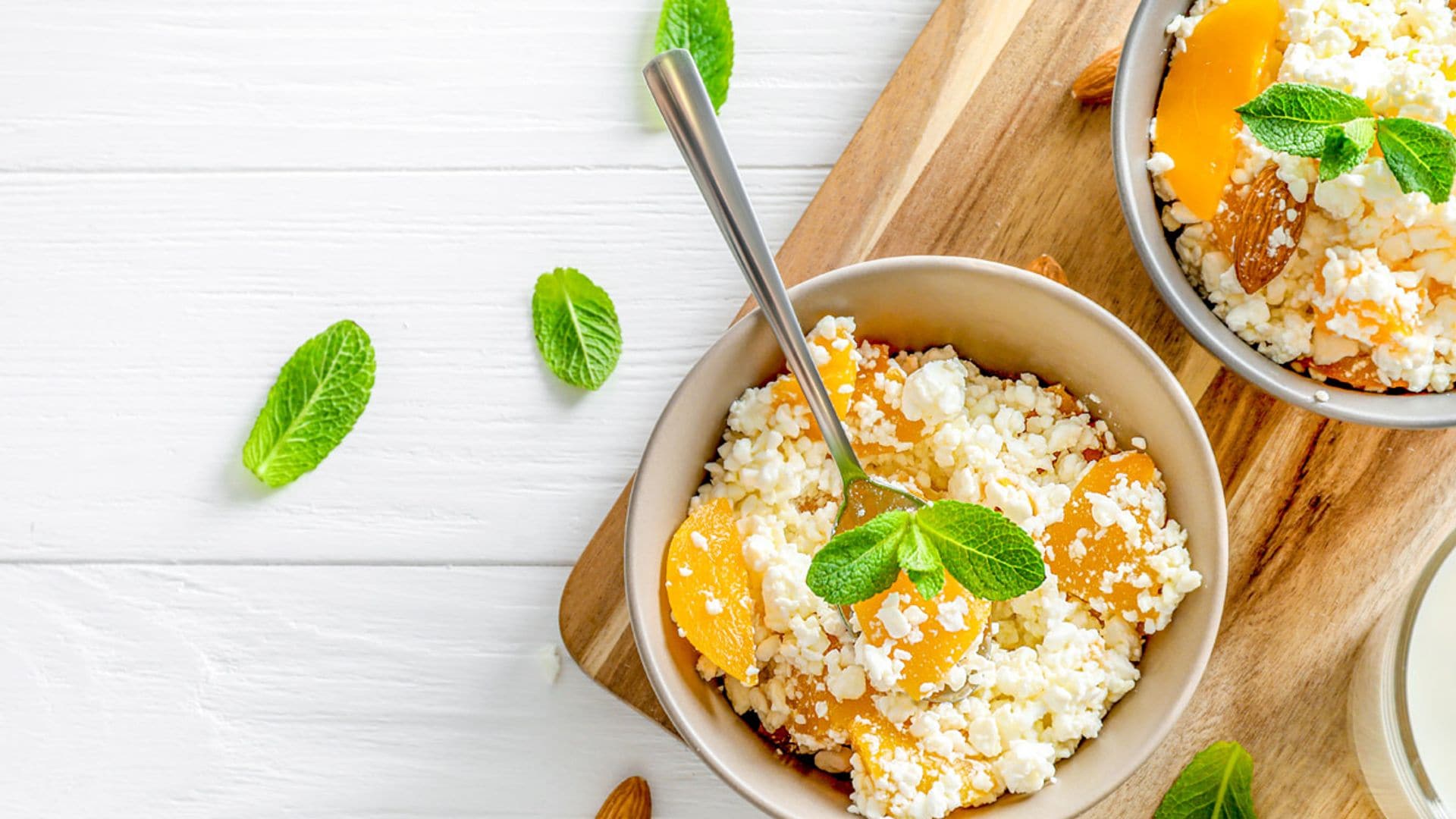 'Bowl' de melocotón con ricotta y almendras