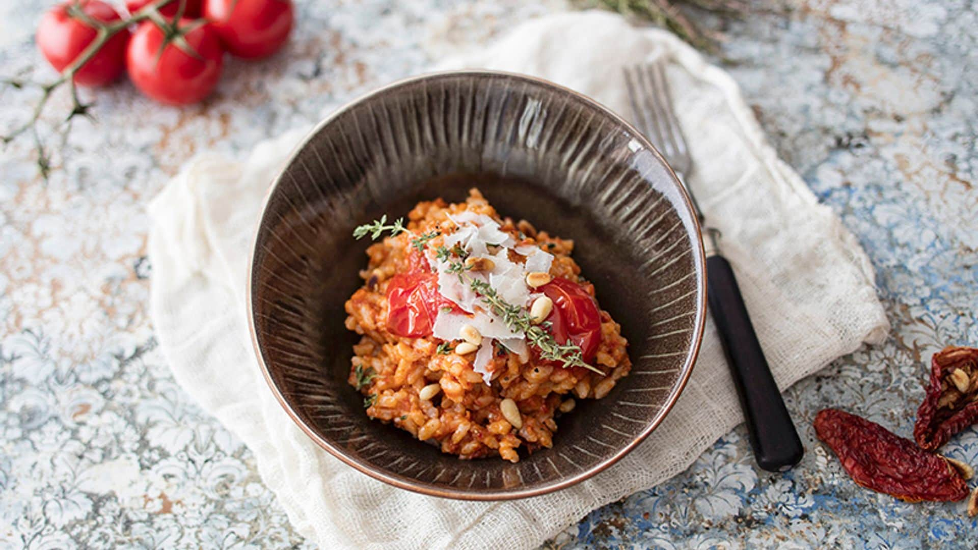 'Risotto' rojo de tomate con piñones y parmesano