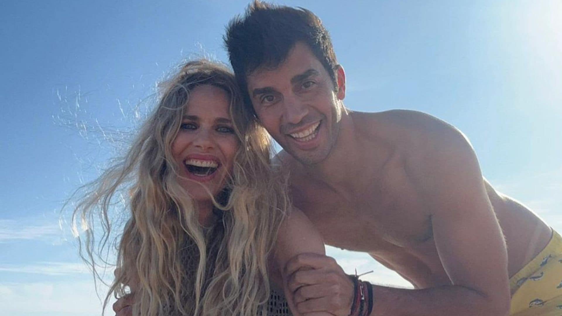 Vanesa Romero y Santi Burgoa presumen de amor en la playa en su primer verano juntos