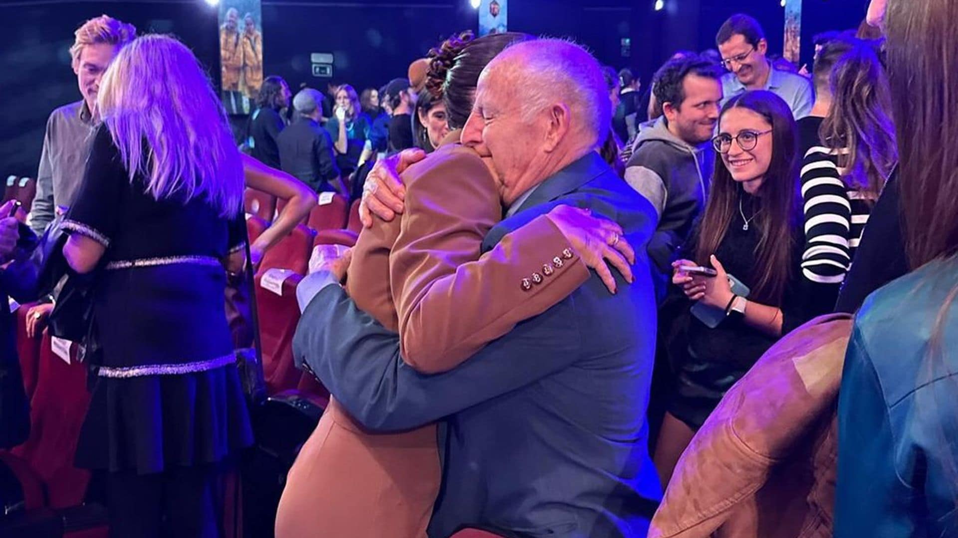 El emotivo abrazo de Laura Escanes con su abuelo en su gran noche