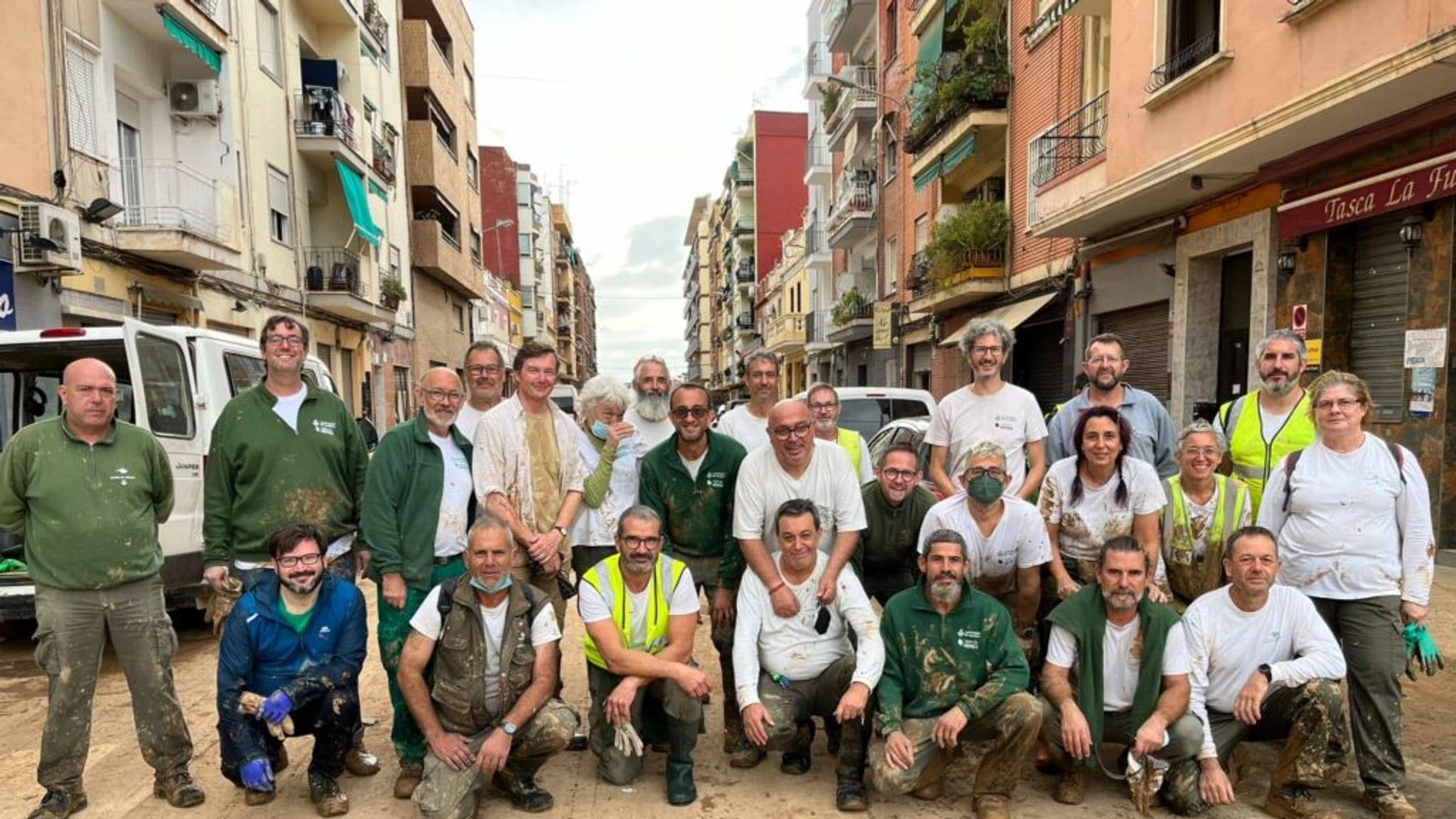 El duque de Calabria, primo del rey Felipe, se enfunda las botas para ayudar a los afectados por la DANA en Valencia