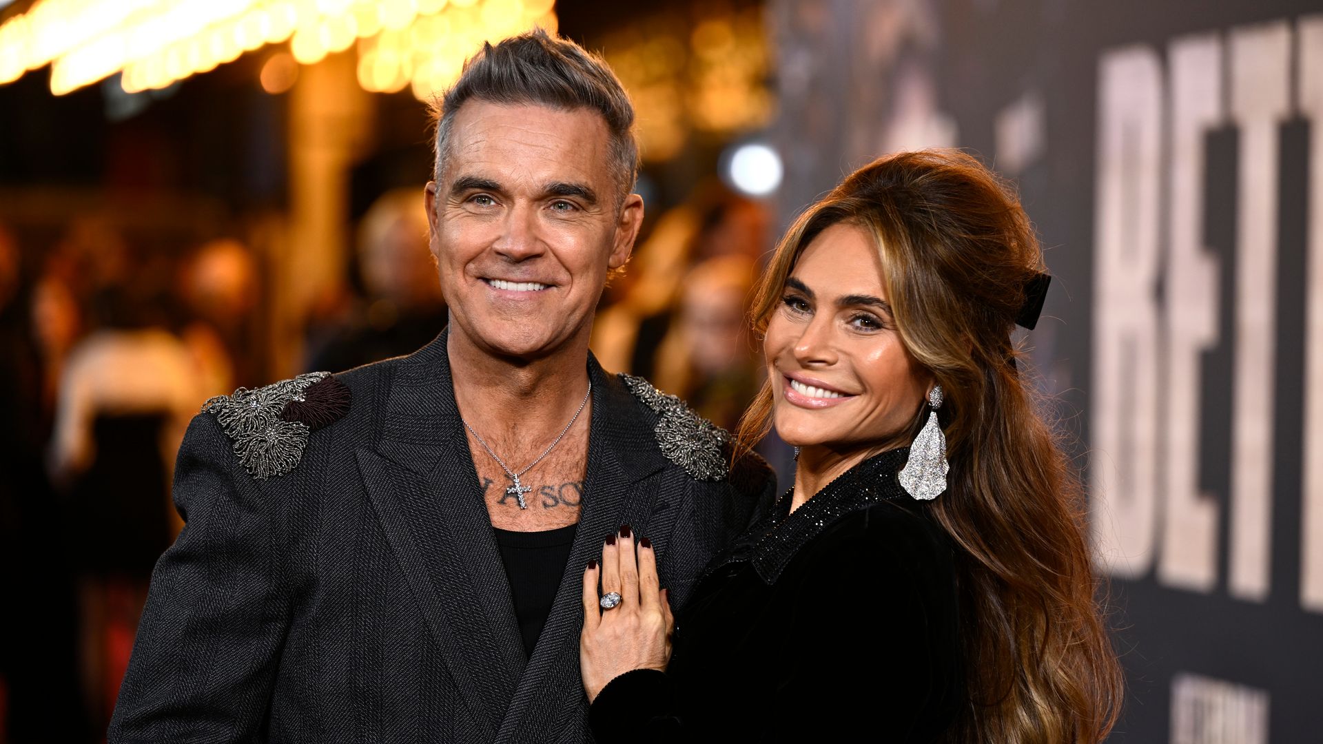 Robbie Williams, de estreno arropado por su mujer y su exnovia tras el doloroso testimonio sobre la enfermedad de sus padres