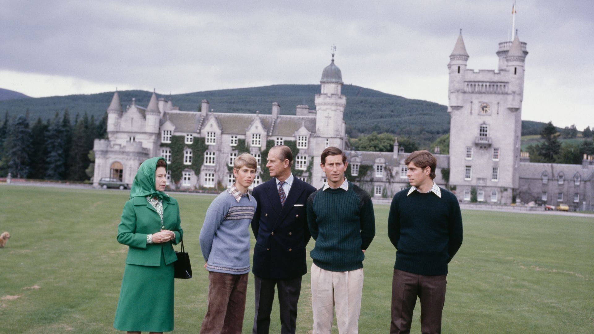 Isabel II y el duque de Edimburgo en el castillo de Balmoran en 1979 con tres de sus cuatro hijos: Carlos III, el príncipe Andrés y el príncipe Eduardo