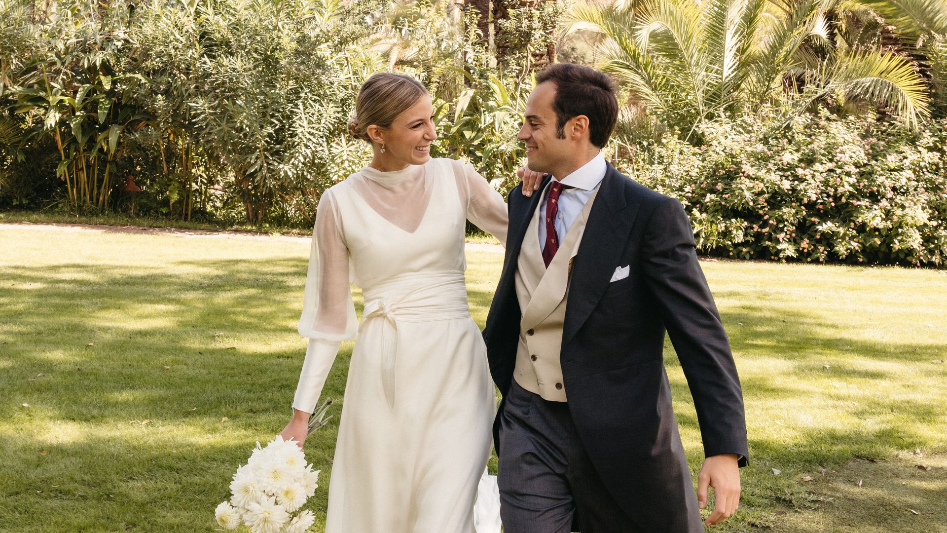 El elegante vestido de novia '2 en 1' y con fajín de Adriana en su boda en Marbella