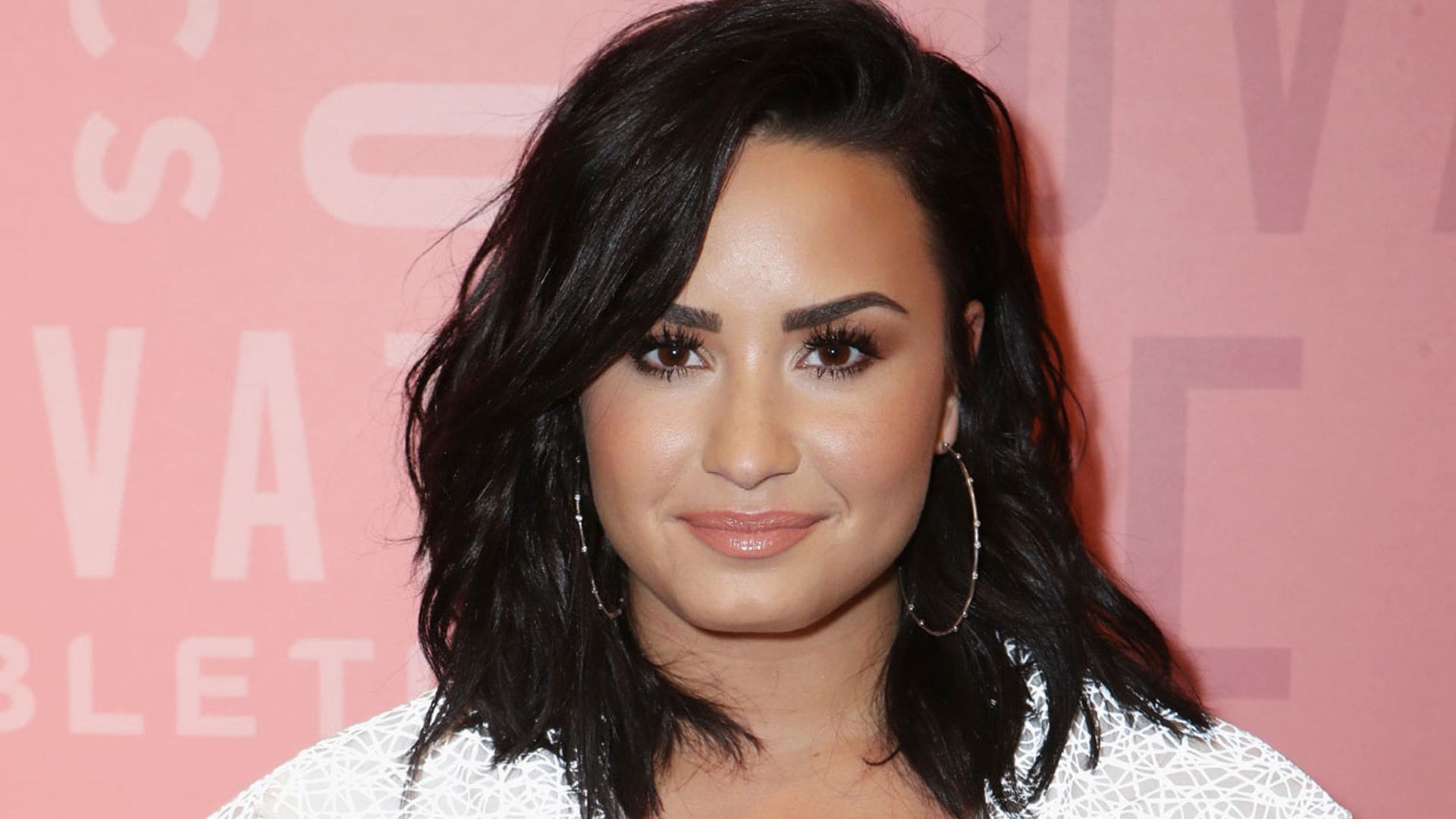 Demi Lovato o cómo coordinar tu nuevo color de pelo con tus sombras de ojos