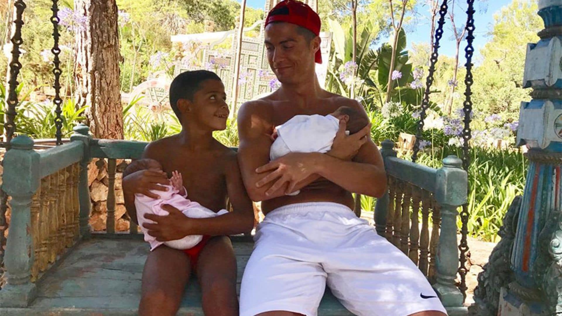 La imagen más tierna de Cristiano Ronaldo con sus tres hijos