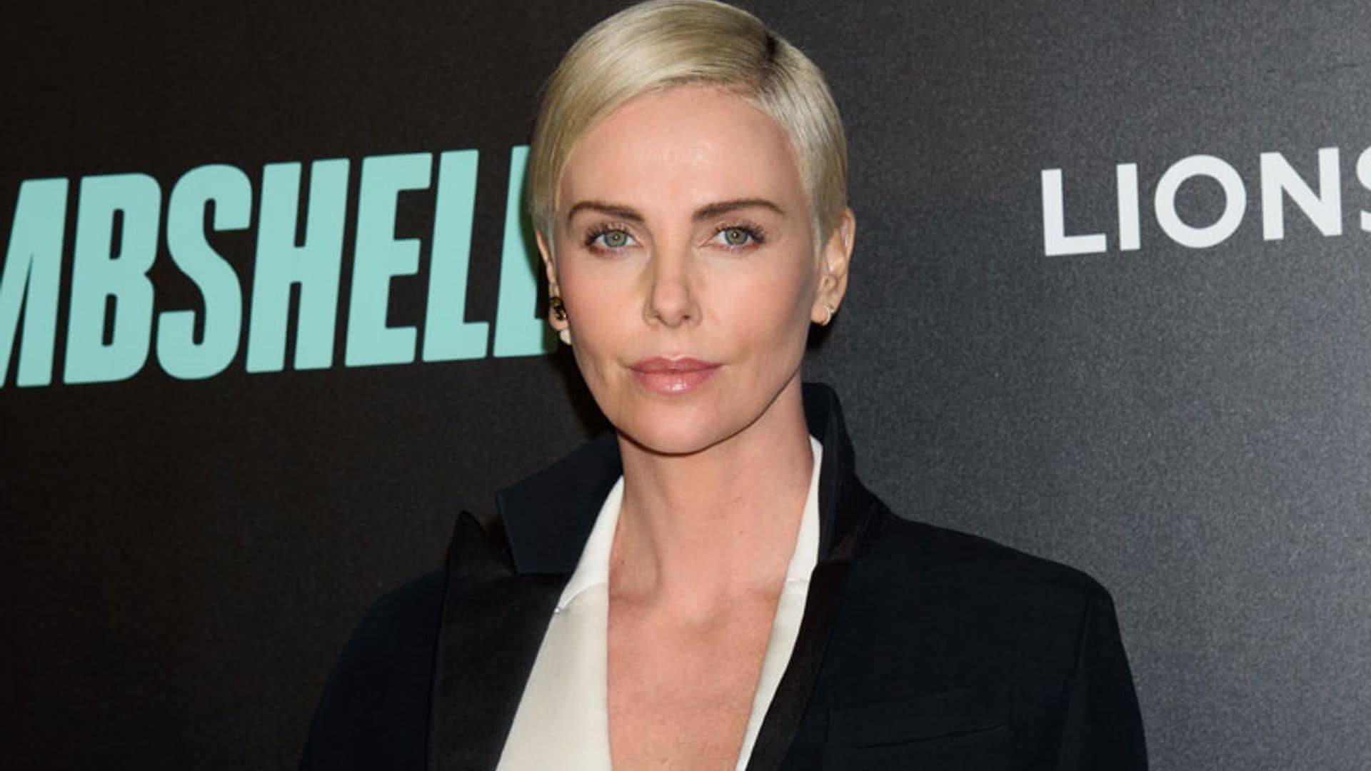 ¡Adiós 'blazer'! Charlize Theron encuentra la alternativa perfecta para tus looks de fiesta