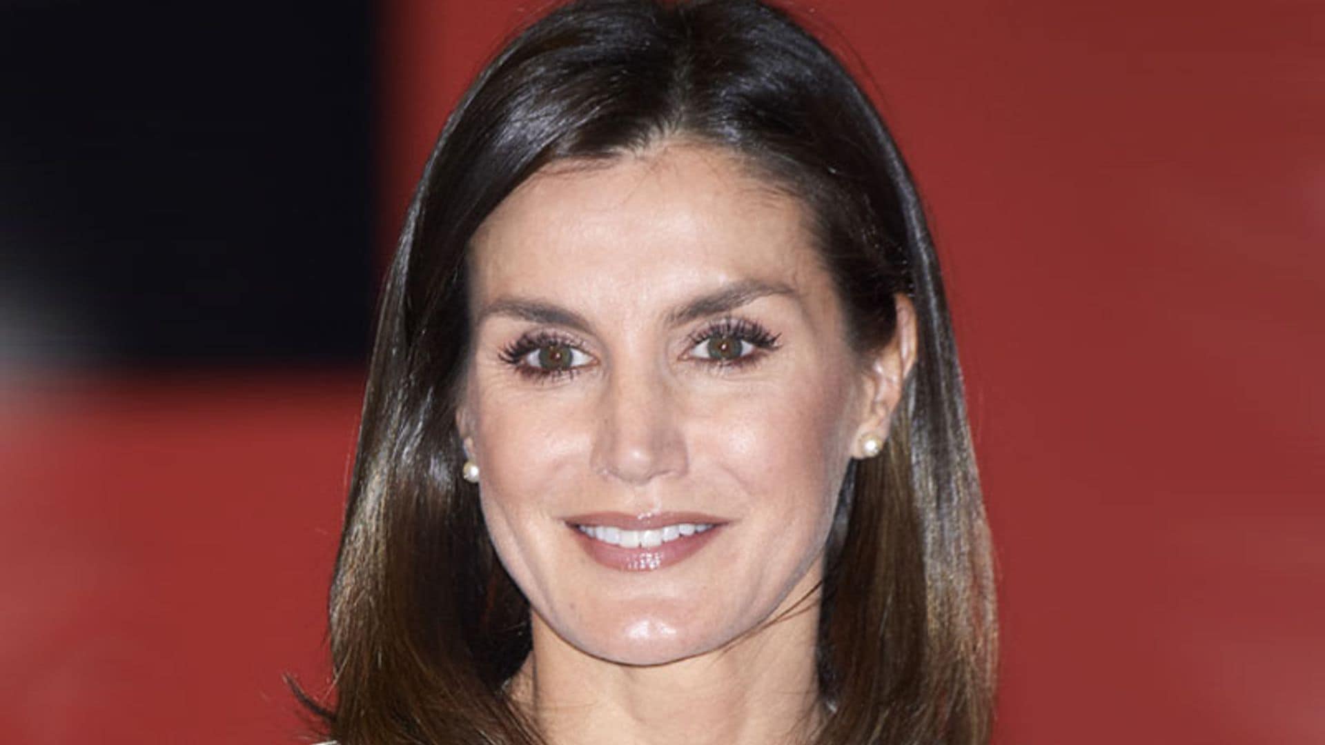 La reina Letizia zanja el debate sobre sus canas