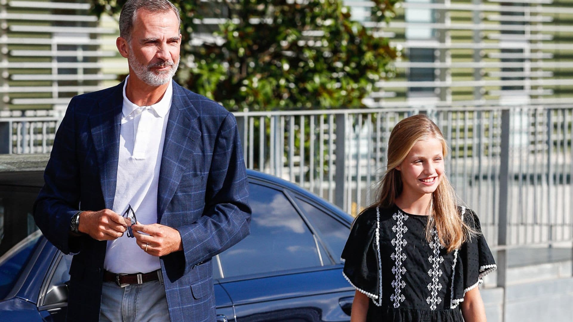 Vestido 'midi' y zapatillas: la fórmula de estilo 'casual' de la princesa Leonor y la infanta Sofía