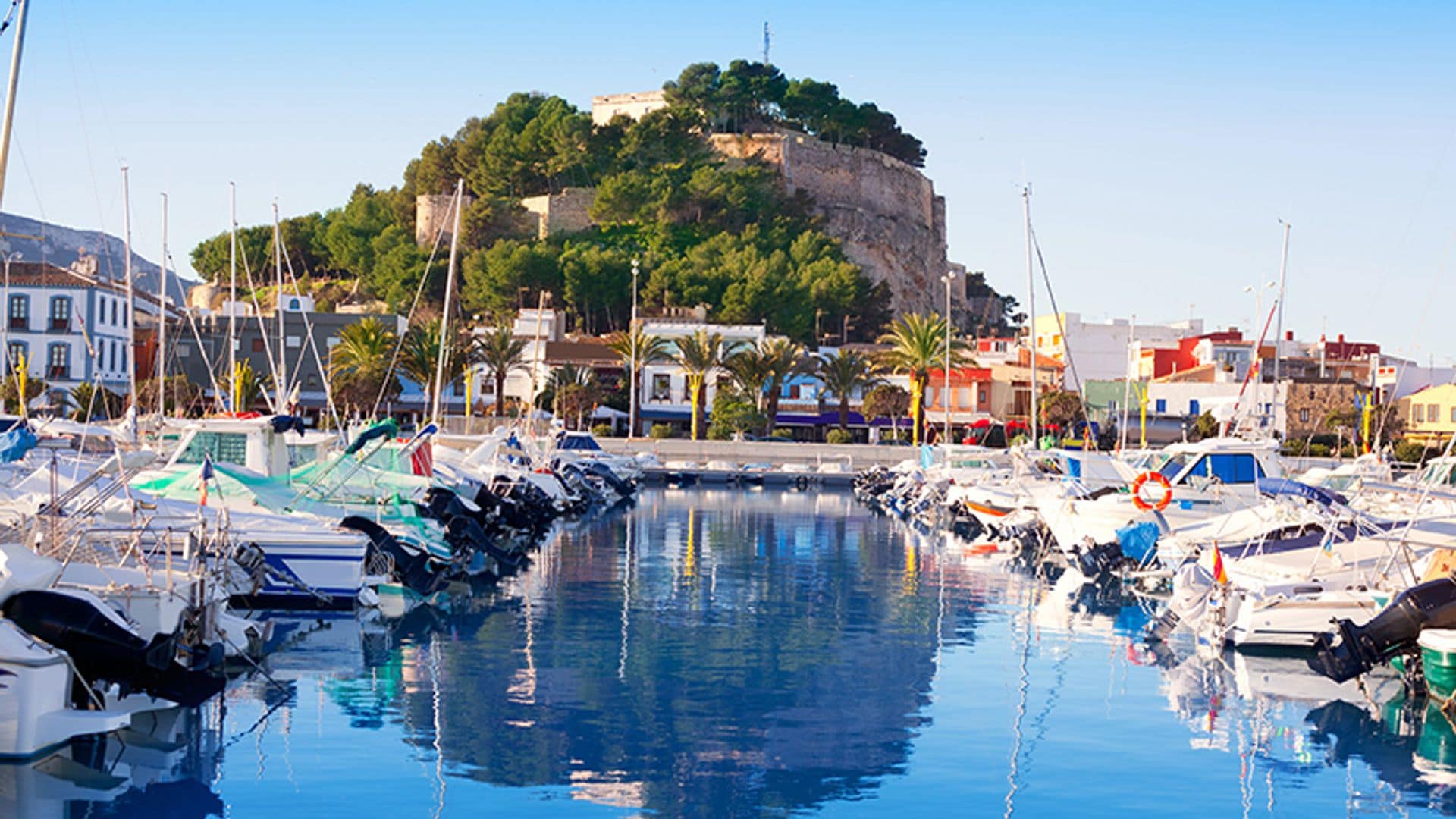 Pueblos bonitos junto al mar en la costa levantina