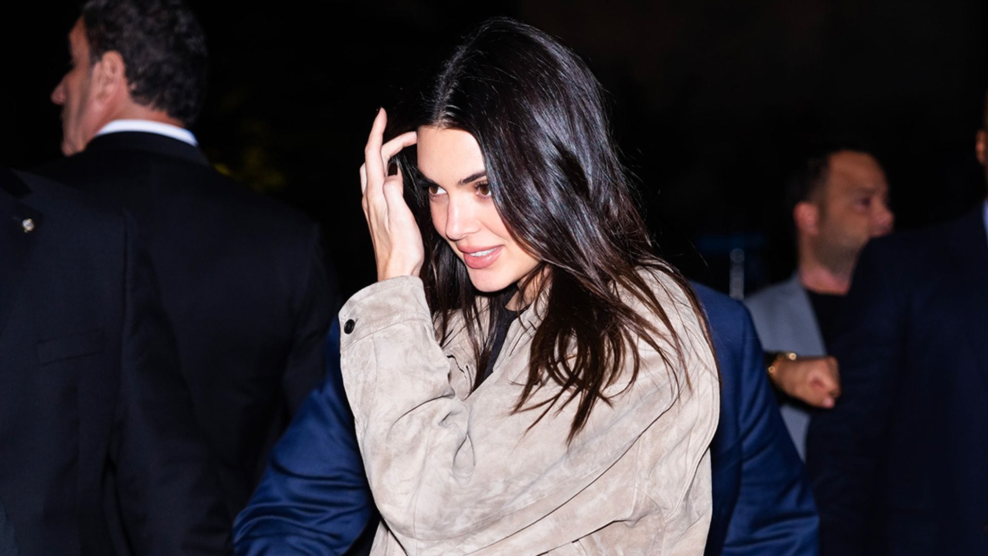 Kendall Jenner acierta con la chaqueta de ante diseñada por las gemelas Olsen y pantalones masculinos