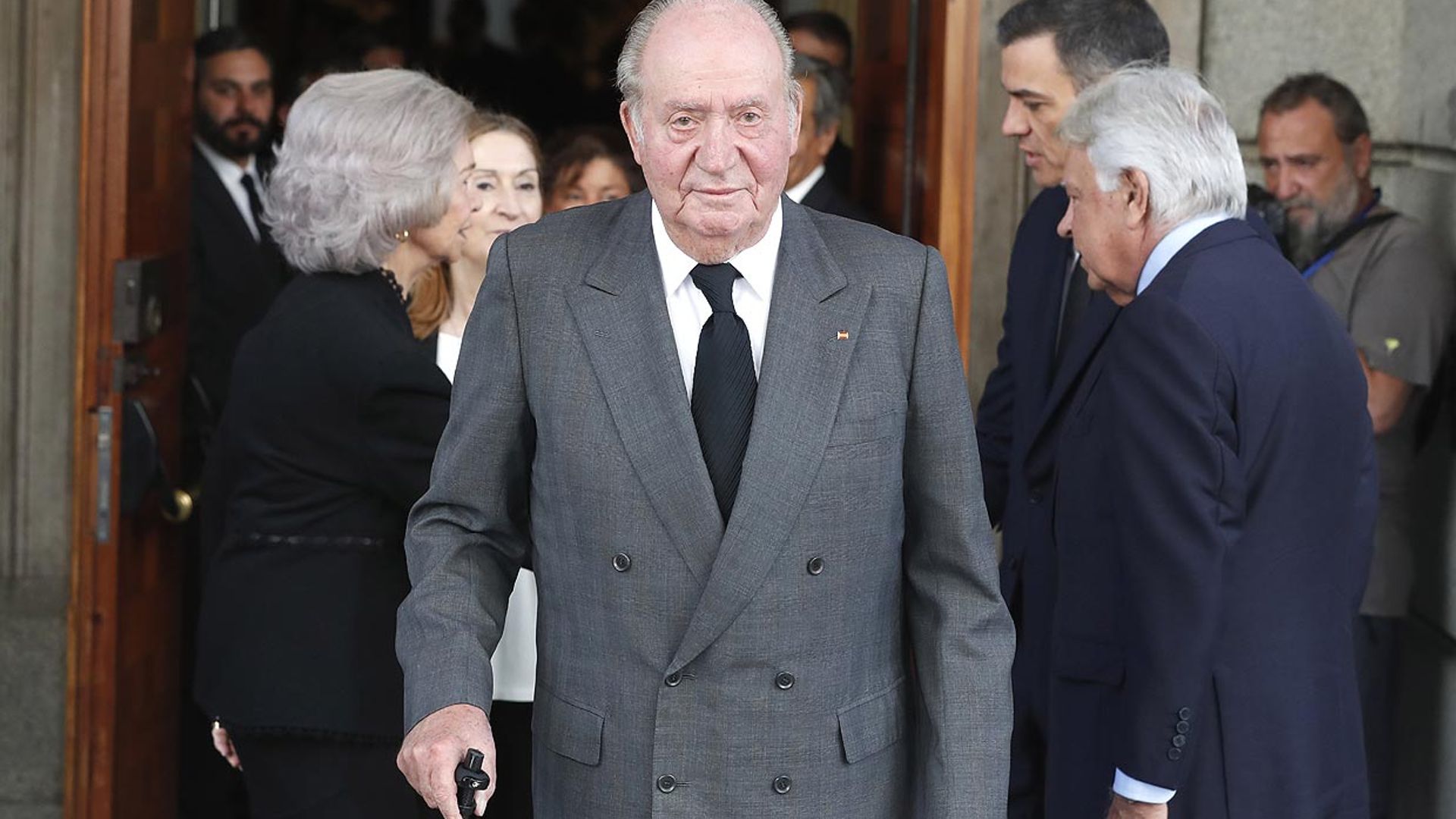 Don Juan Carlos anuncia su retirada de la vida pública