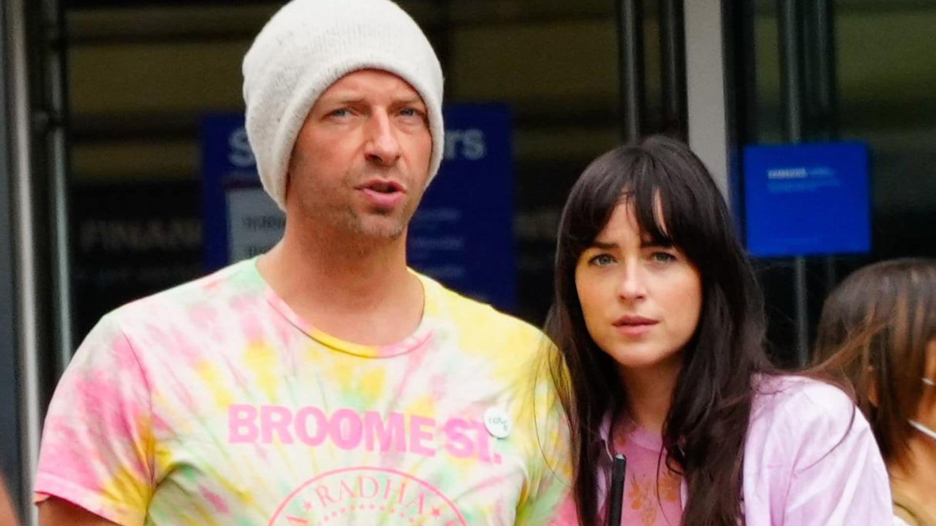 Chris Martin y Dakota Johnson obtienen una orden de restricción contra una acosadora