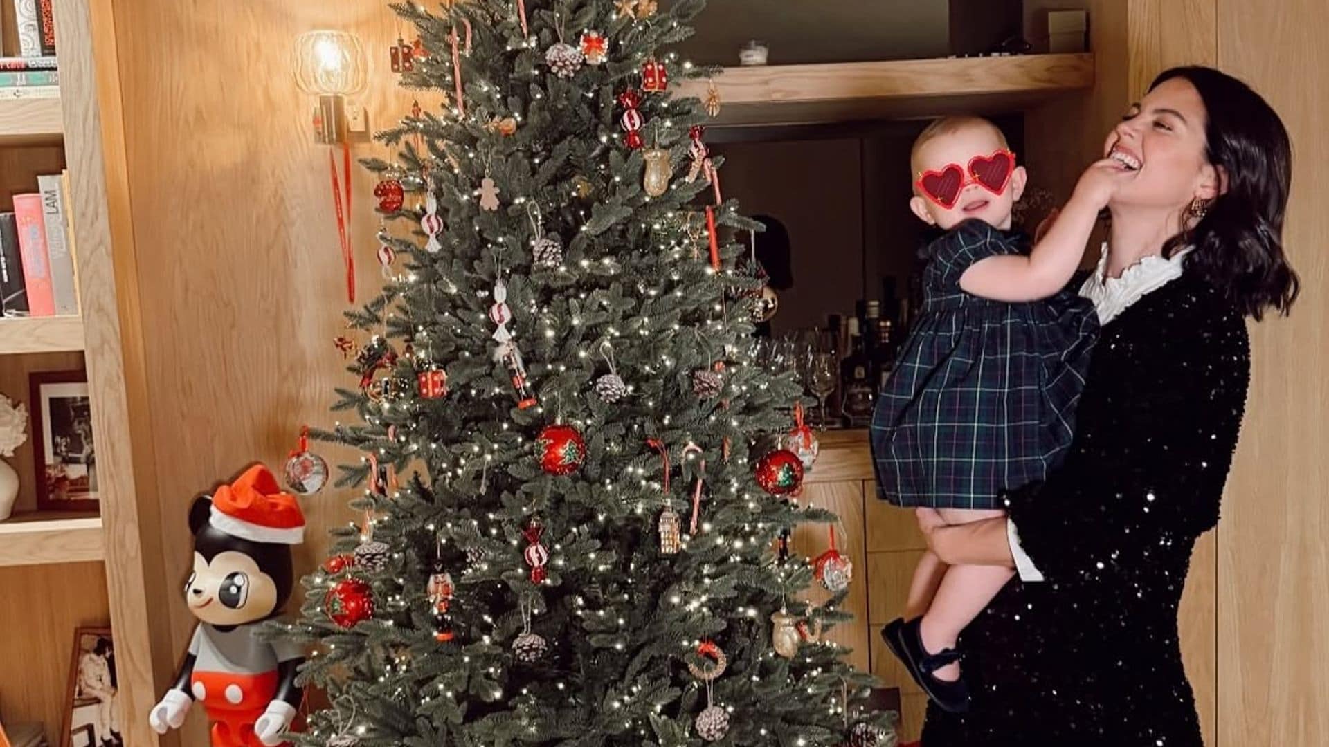 Isabelle Junot abre el álbum de fotos de su Navidad en familia con un minivestido negro de lentejuelas