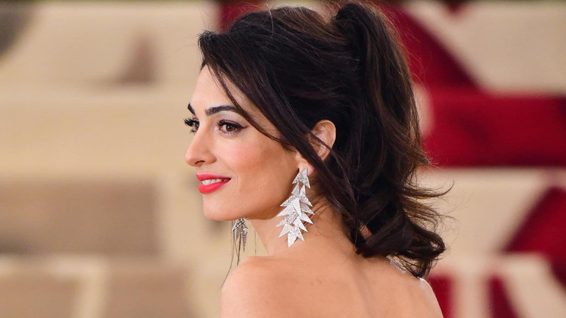 Recrea el ritual de belleza de Amal Clooney con ayuda de nuestros estilistas