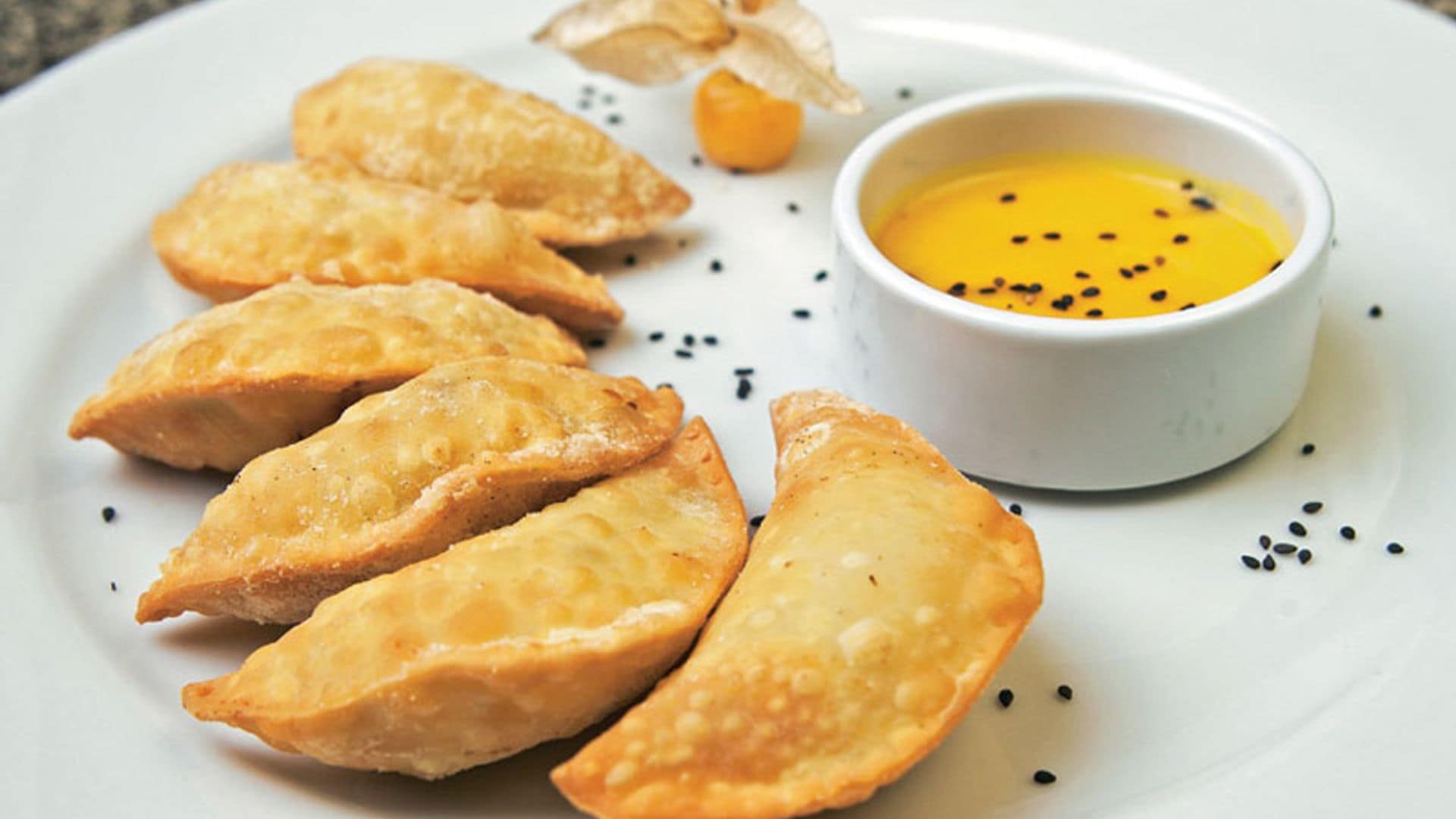 Empanadillas de pollo y piña con mayonesa de alquequenje