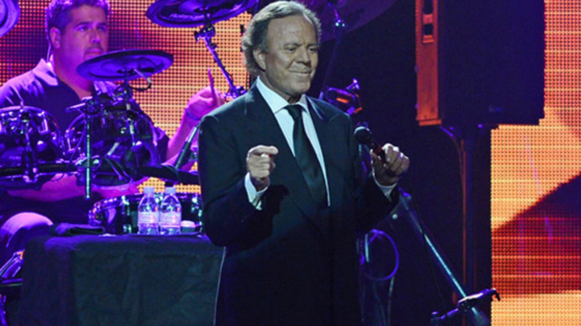 Julio Iglesias reaparece tras su operación y el día de su cumpleaños: 'Voy a cantar toda mi vida'