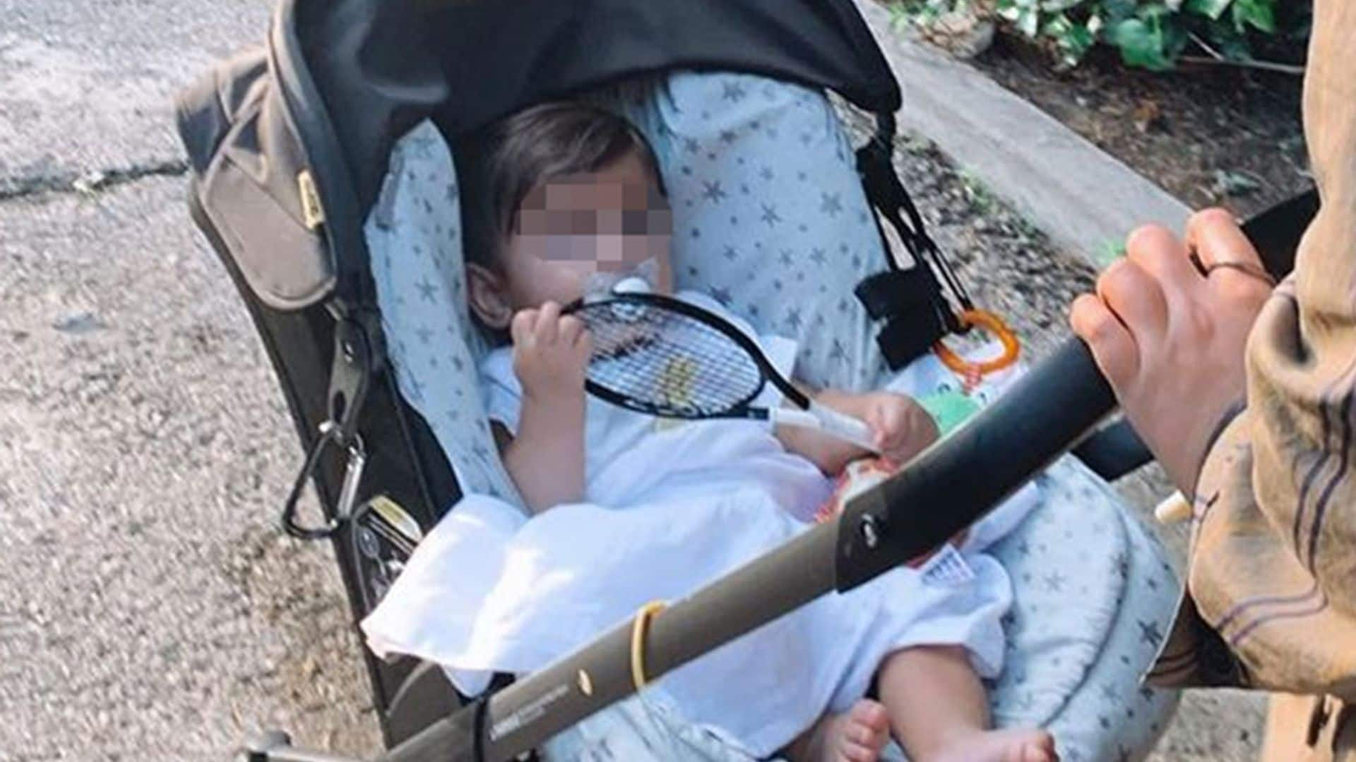 El hijo de Ana Boyer y Fernando Verdasco, de paseo con su tía y sin soltar la raqueta