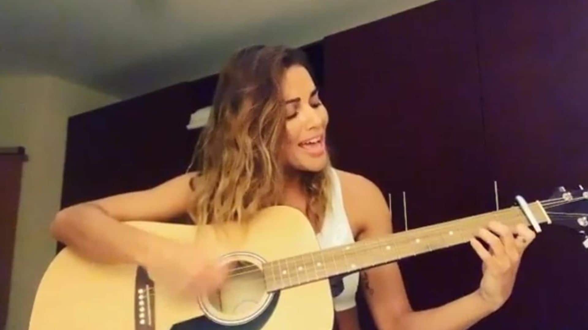 Del 'Amo a Laura' al rock melódico: Lara Álvarez se arranca con su guitarra desde Honduras