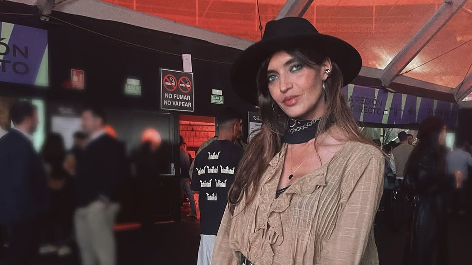 Sara Carbonero y su look con blusa ‘boho’ de Zara y complementos ‘cowboy’ para ir de concierto